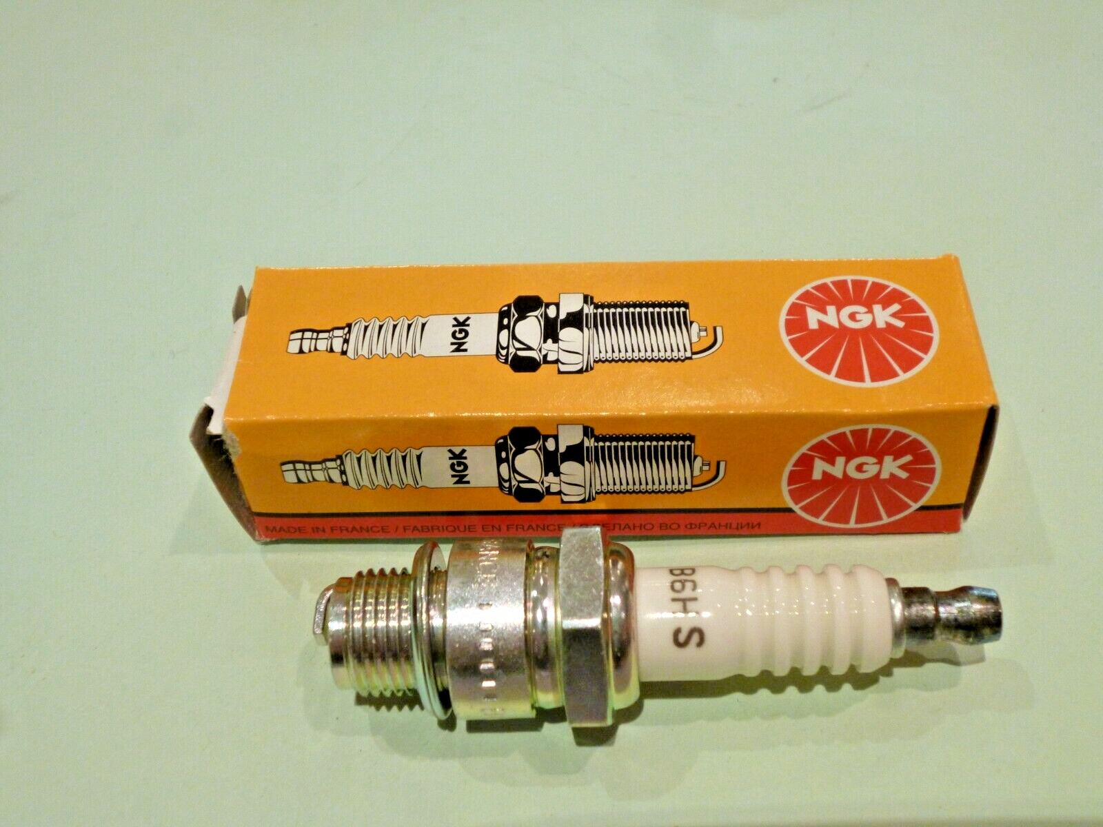 TRIUMPH TIGER CUB T20 GENUINE NGK SPARK PLUG B6HS  'NEW'