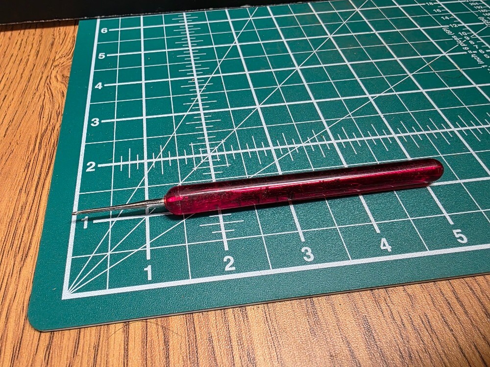 Vintage Collectible Boye Crochet Hook Size 8 with Red Plastic Handle