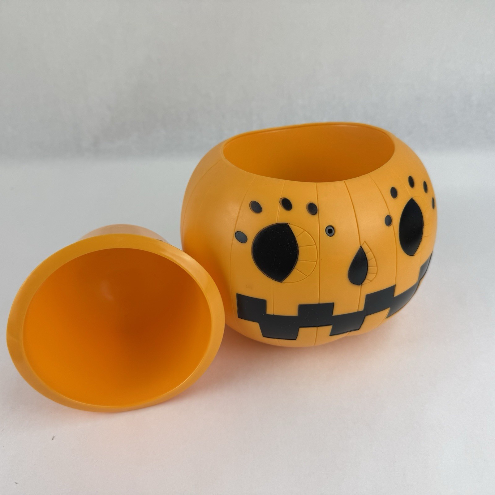 Hallmark Pumpkin Talking Spinning Candy Dish Motion Activated 7" D Battery Opp