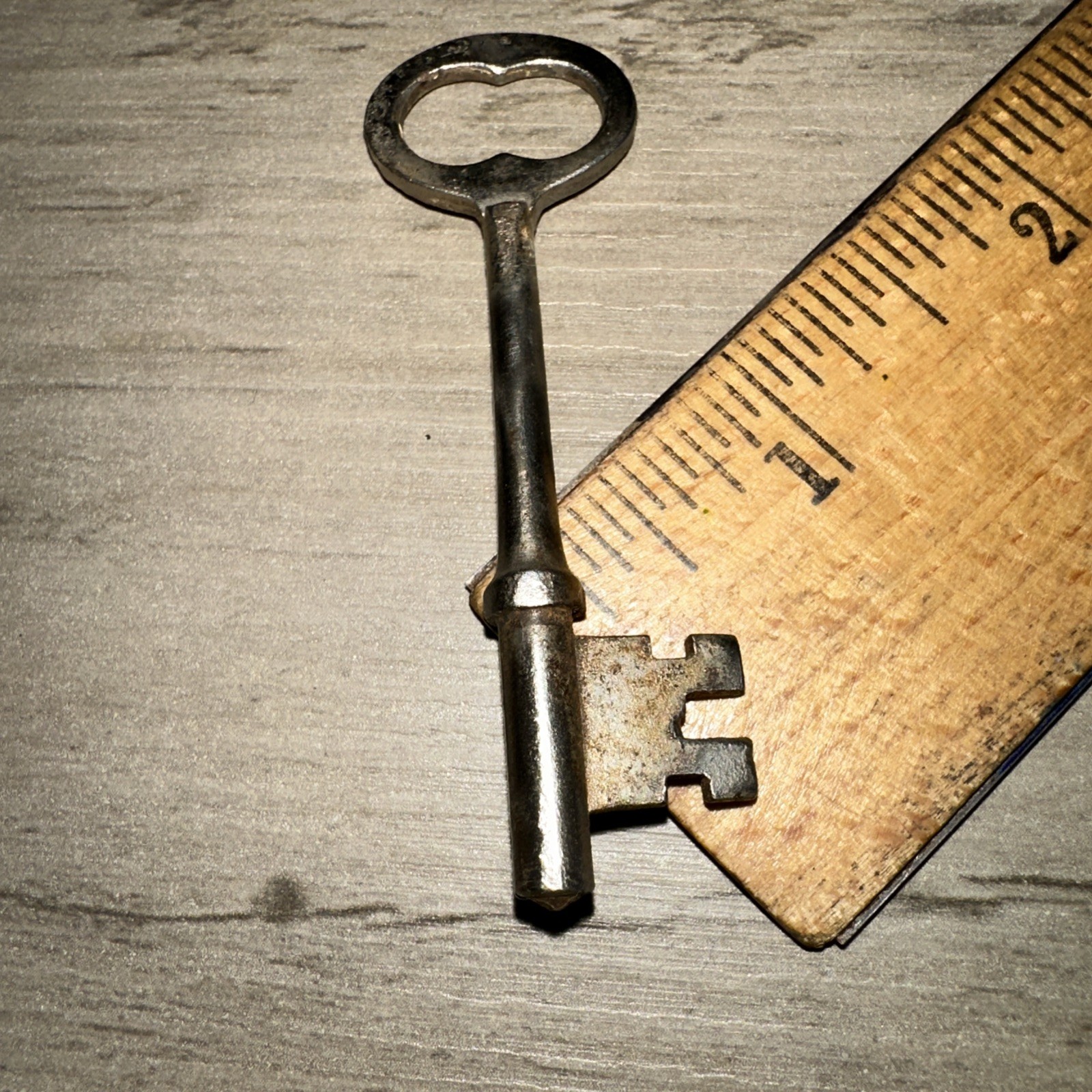 Antique Skeleton Key Solid Barrel #Y55 Unique Head Design
