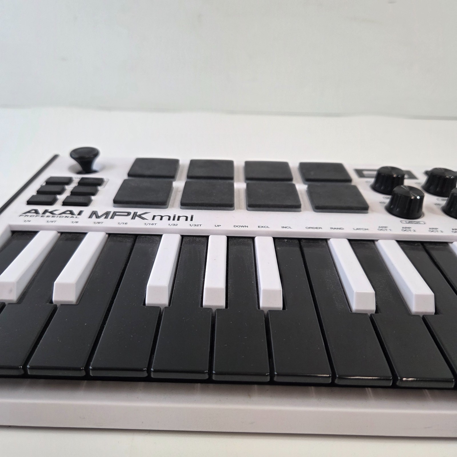 Akai Professional MPK Mini MIDI Keyboard Controller White w/ 37 Black Keys