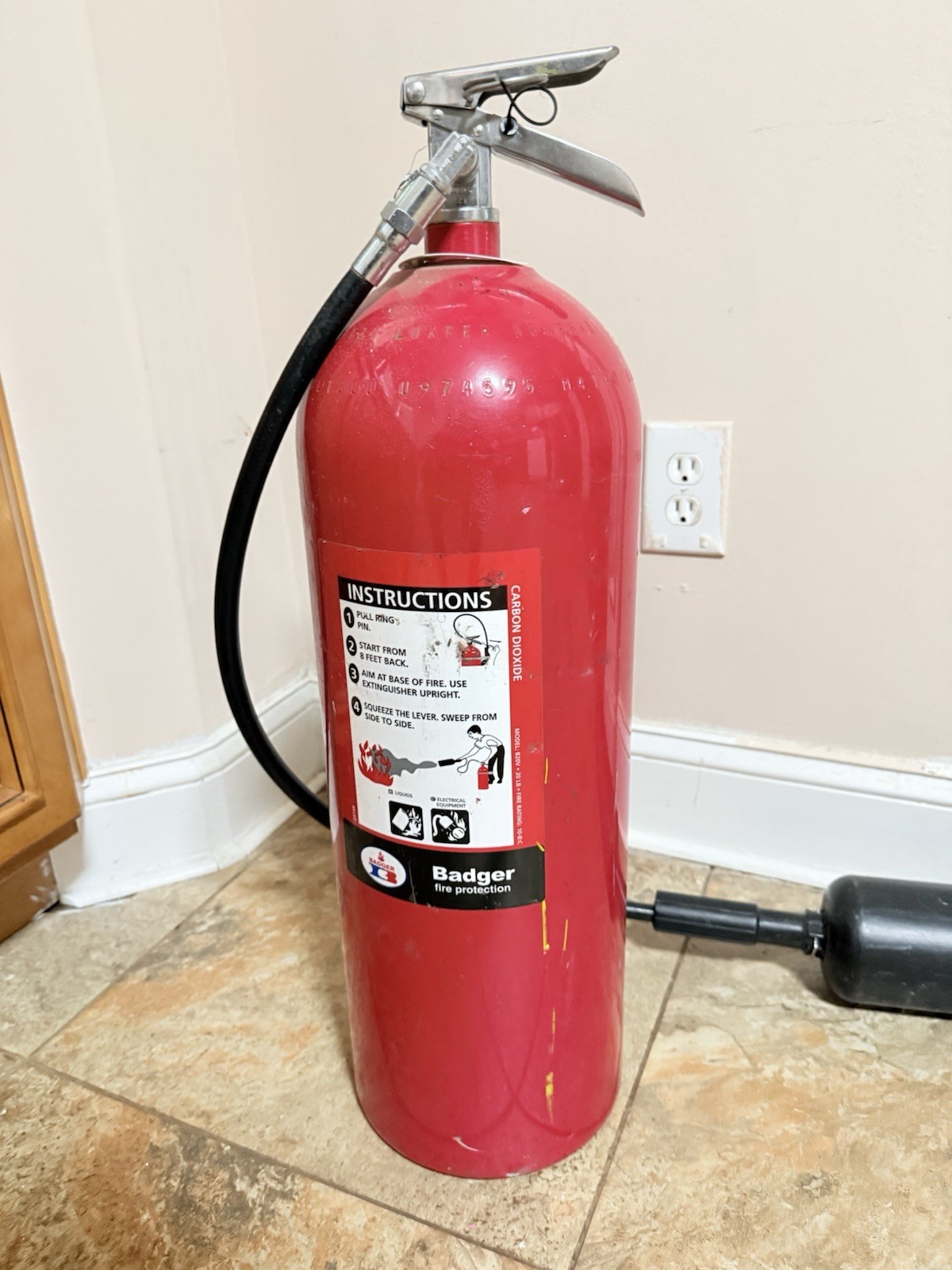 Badger B20V Carbon Dioxide Fire Extinguisher AA-332417 Commercial CO2