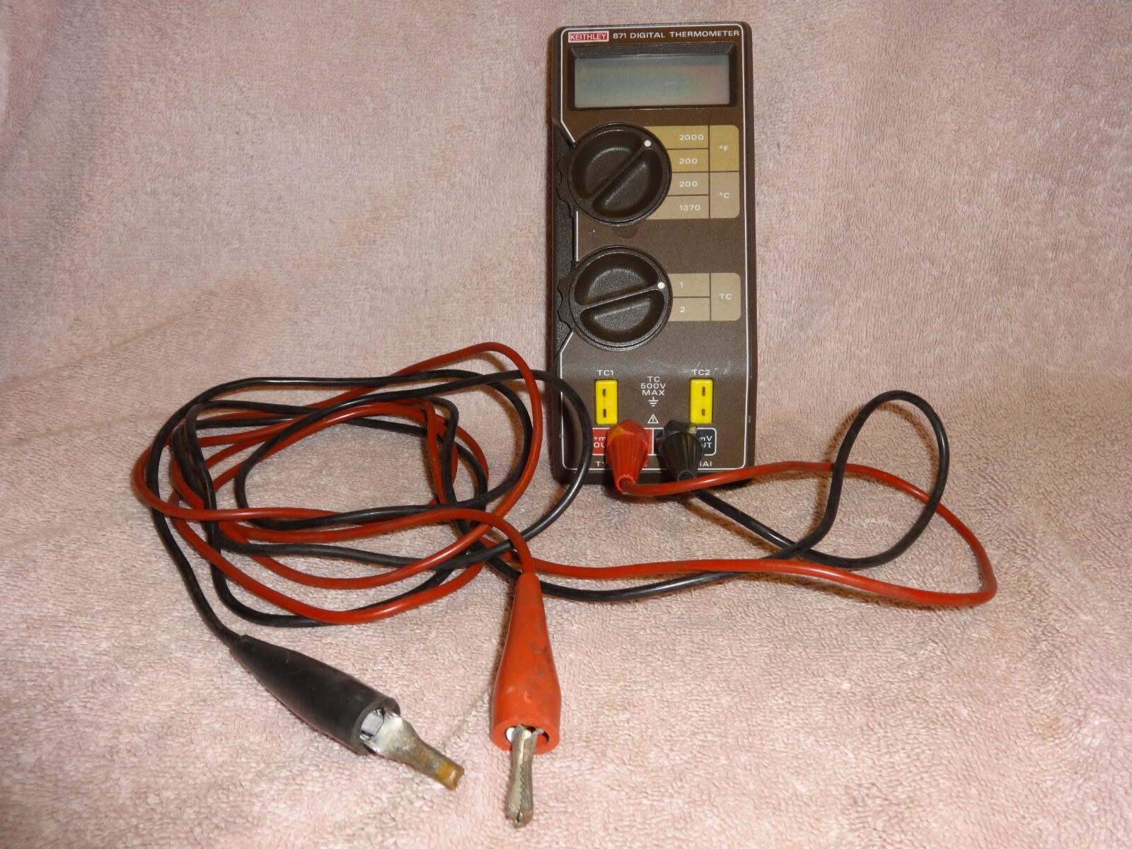 KEITHLY 871 DIGITAL THERMOMETER CALIBRATOR 200 - 2000 F, 200-1370 C. WITH LEADS