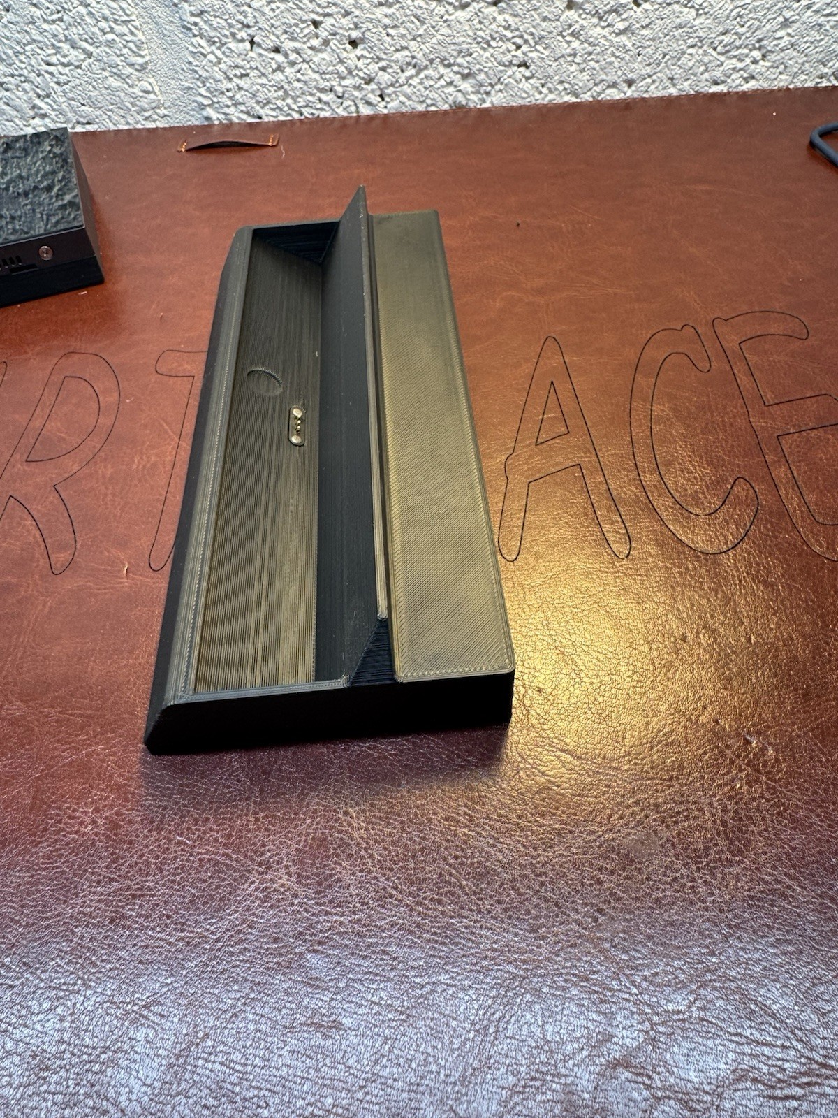 Aqara Panel Hub S1 portable case and charging dock.