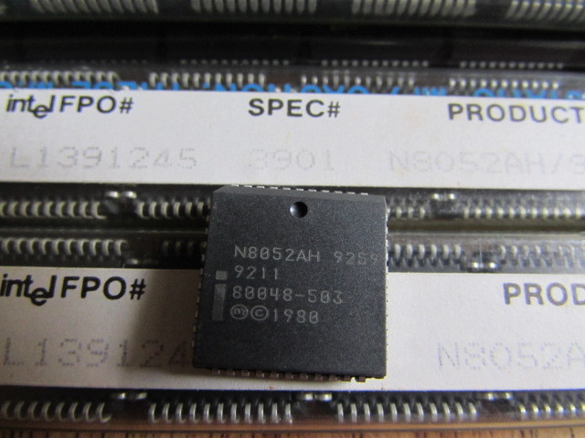 N8052AH INTEL 8 Bit HMOS UC, 8K ROM, 256 RAM 3 Timer/Counters 44pin PLCC 1 piece