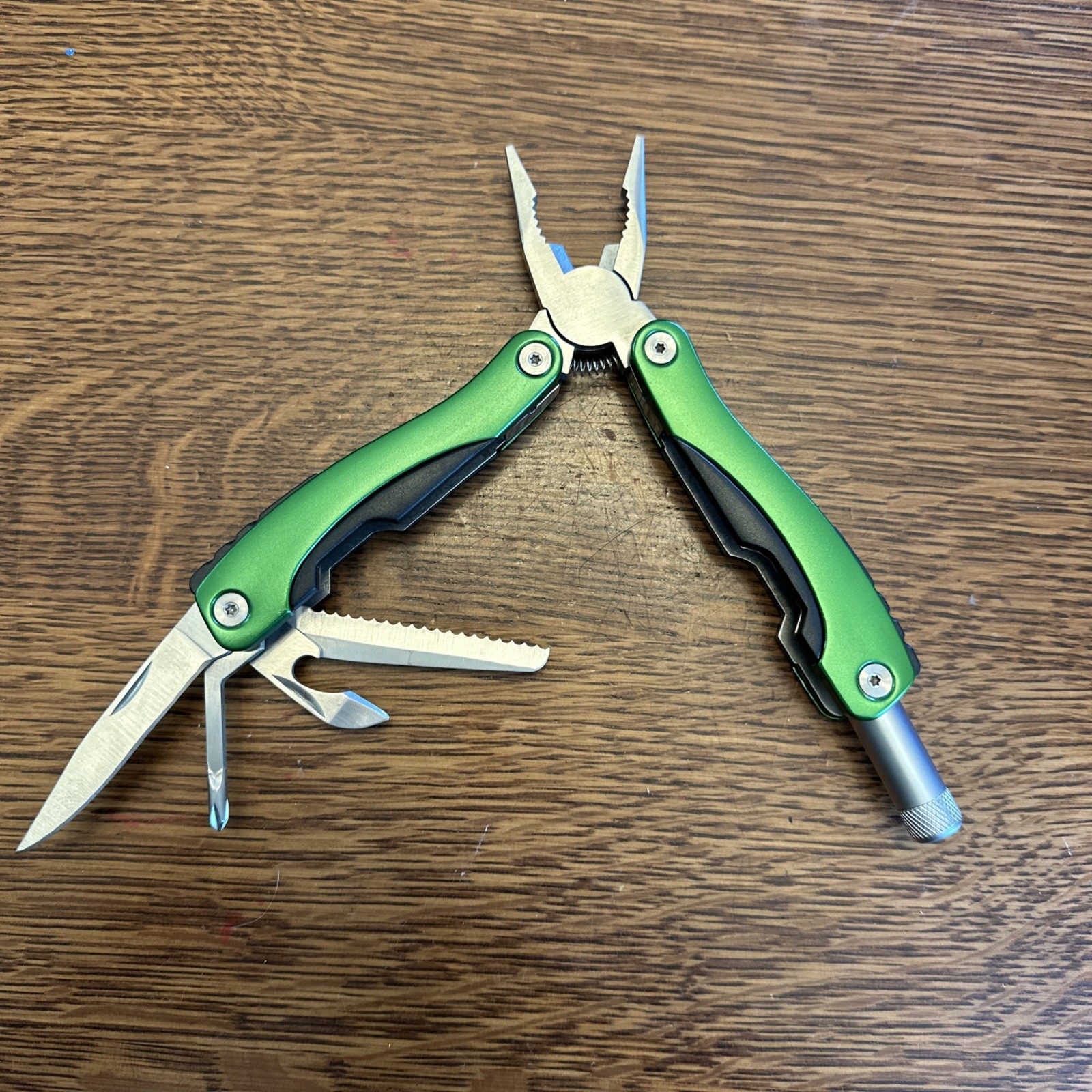 HEMMINGS MOTOR NEWS MULTI-TOOL W/FLASHLIGHT+SHEATH