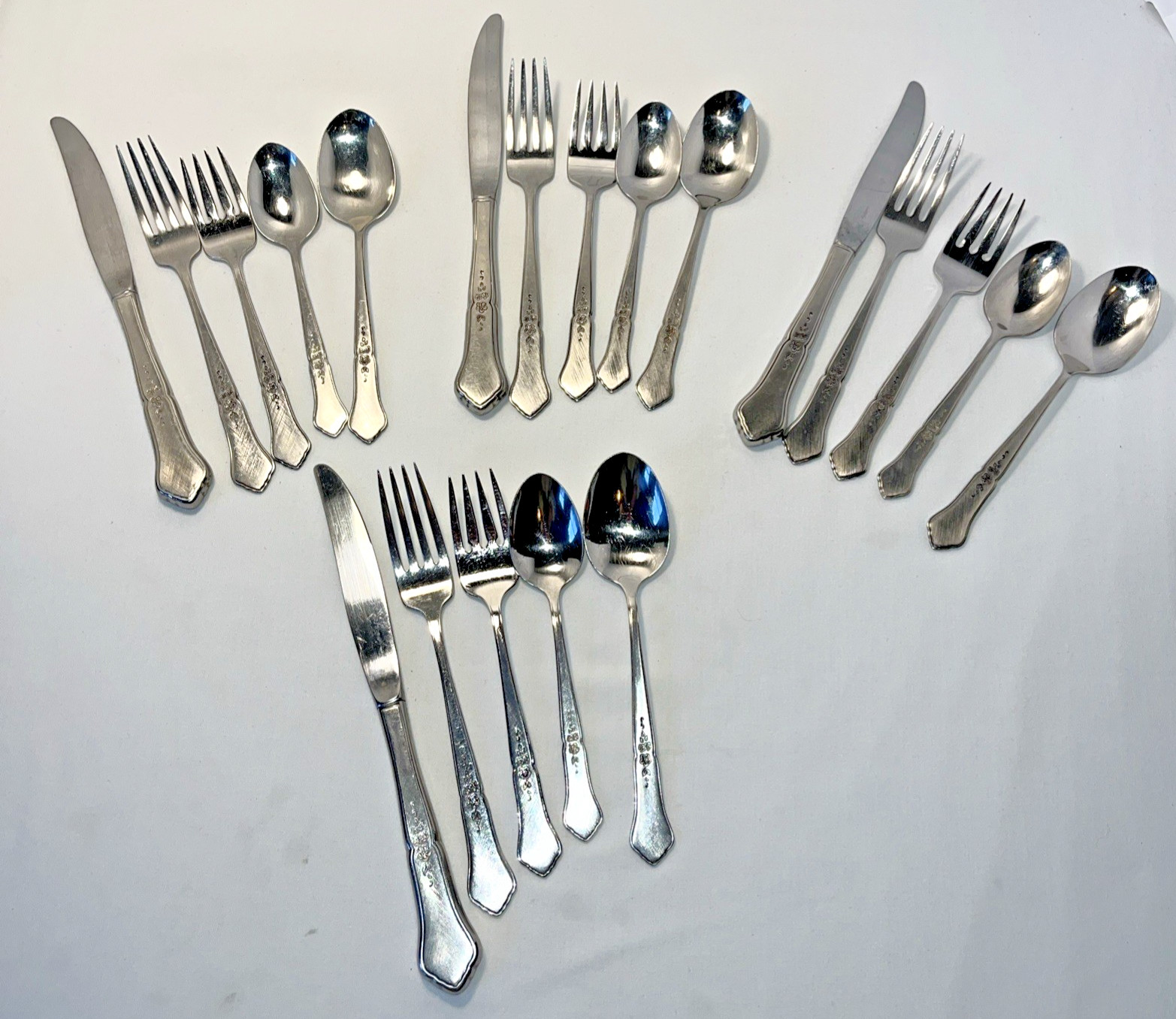 Oneida Ashmore Stainless Flatware 20 Pieces 4 Place Setting Forks Knives Spoons