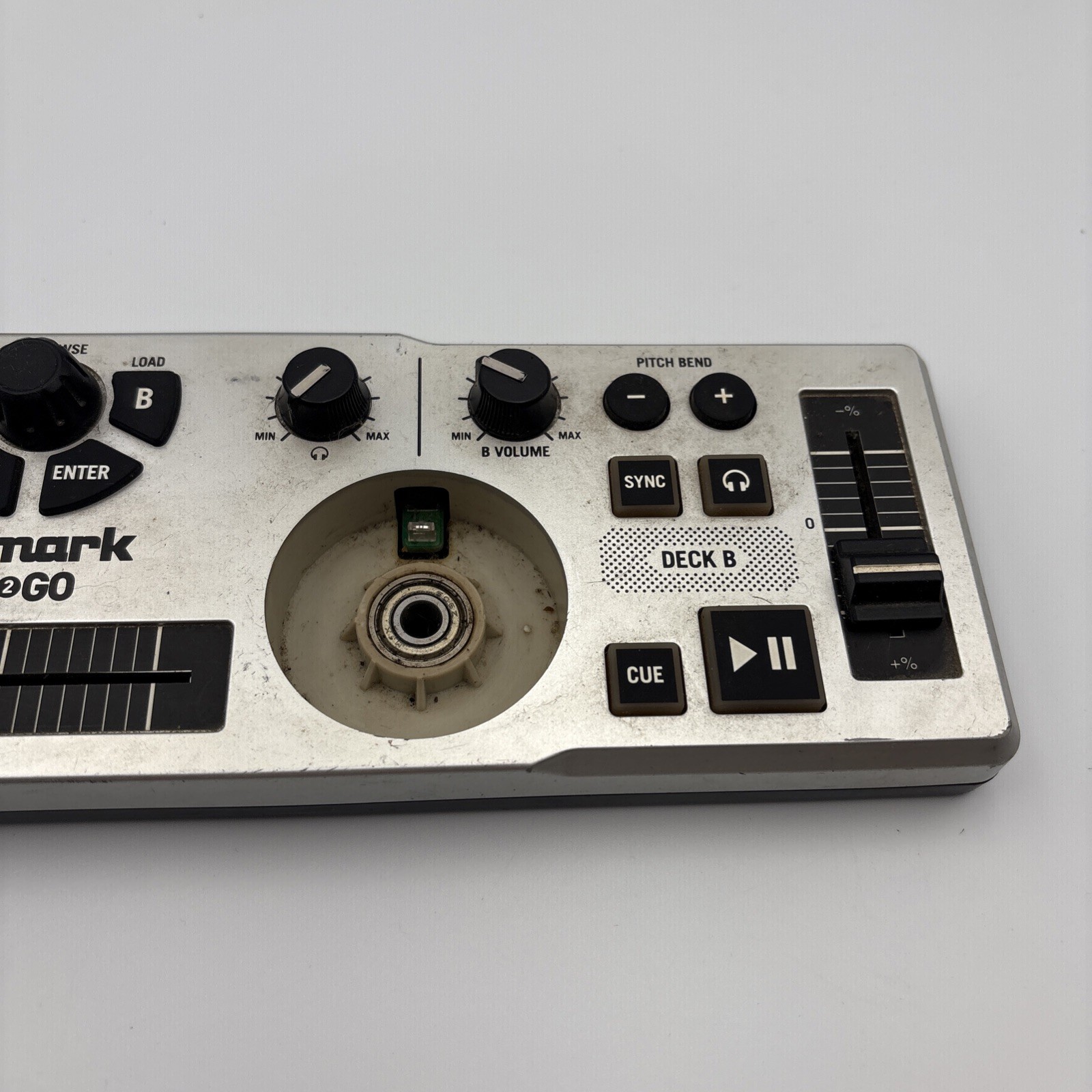 Numark DJ2Go Double Deck Portable USB DJ Controller with Loop/Sampler - READ!