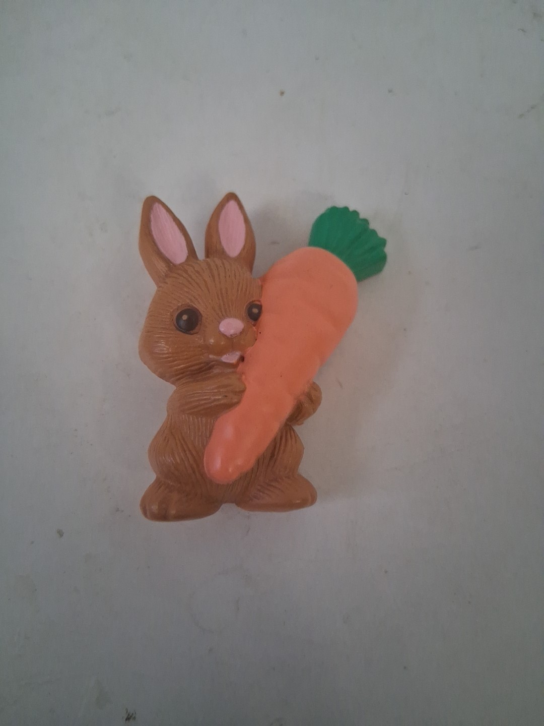 HALLMARK BROWN BUNNY RABBIT HOLDING LARGE CARROT Brooch Pin EASTER