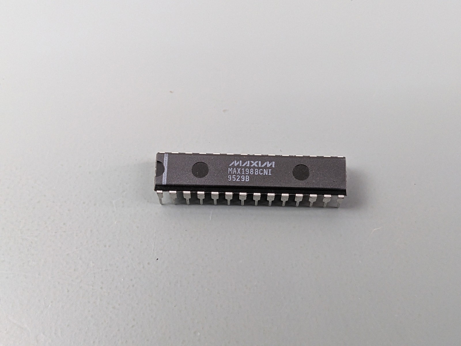 Maxim MAX198 6-Channel Multirange 12-bit DAS (ADC) IC