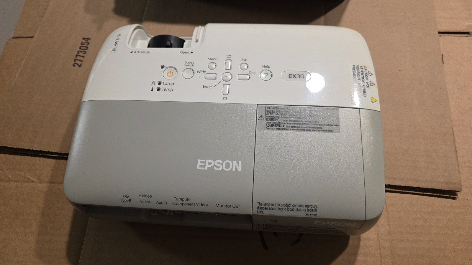 Epson EX30 Projector w/carrying case, power, and USB cords (less than 50 hours)