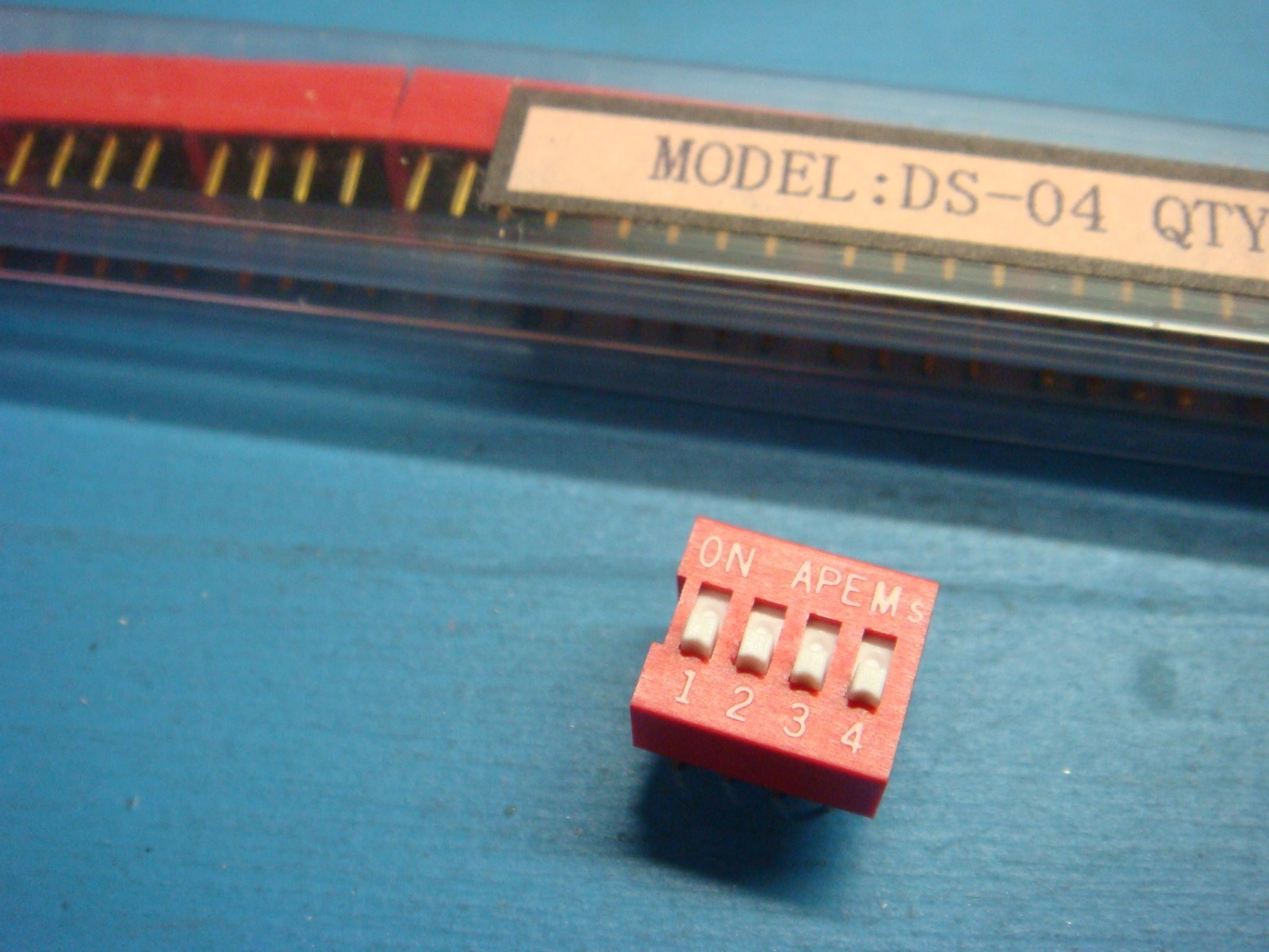(5) APEM DS-04 SPST 4 POSITION RAISED ACTUATOR SLIDE DIP SWITCH GOLD LEADS