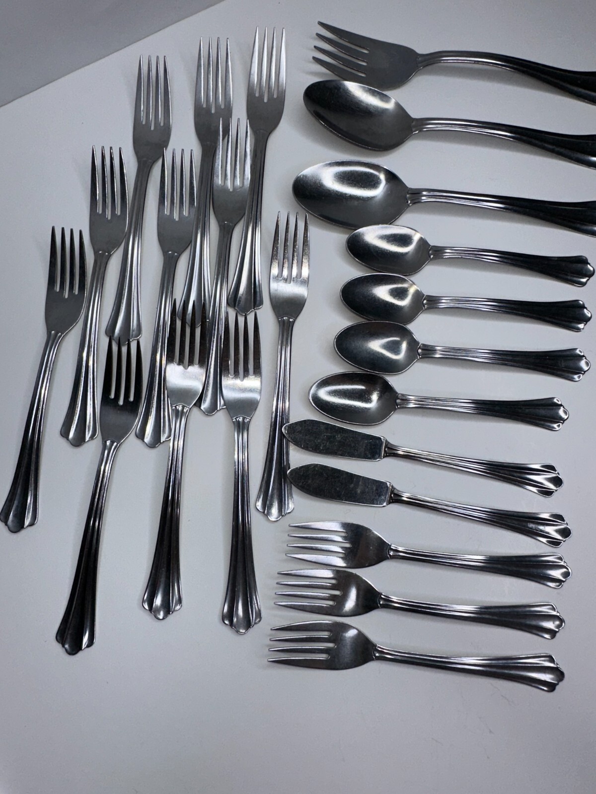 Oneida Fan Lightweight Stainless Flatware Set 23 Pc Fork Spoon Knives