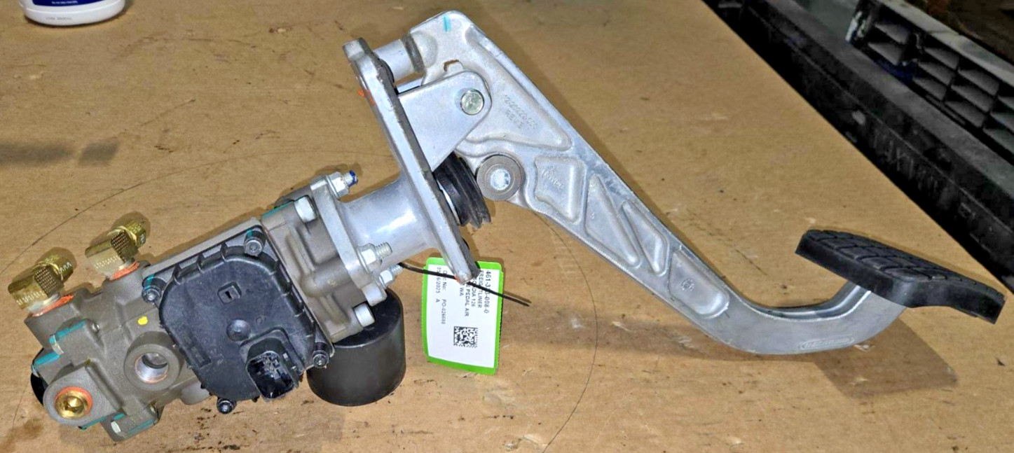 2018-2024 FREIGHTLINER CASCADIA 126 BRAKE PEDAL AIR VALVE WABCO OEM 9618992110