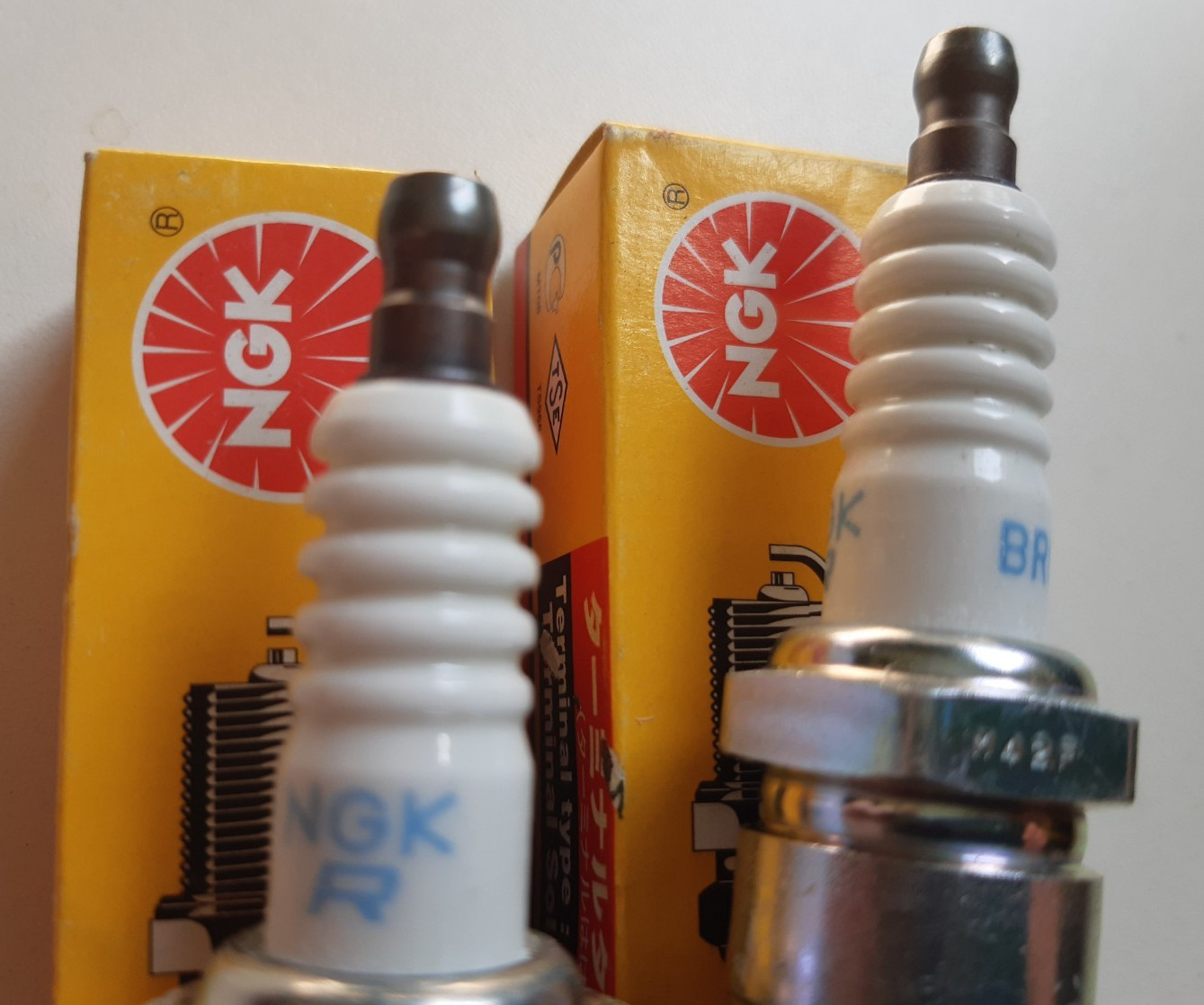 2 x GENUINE NGK BR8ES SPARK PLUGS (3961) SOLID TERMINAL - DOES NOT REMOVE - NOS