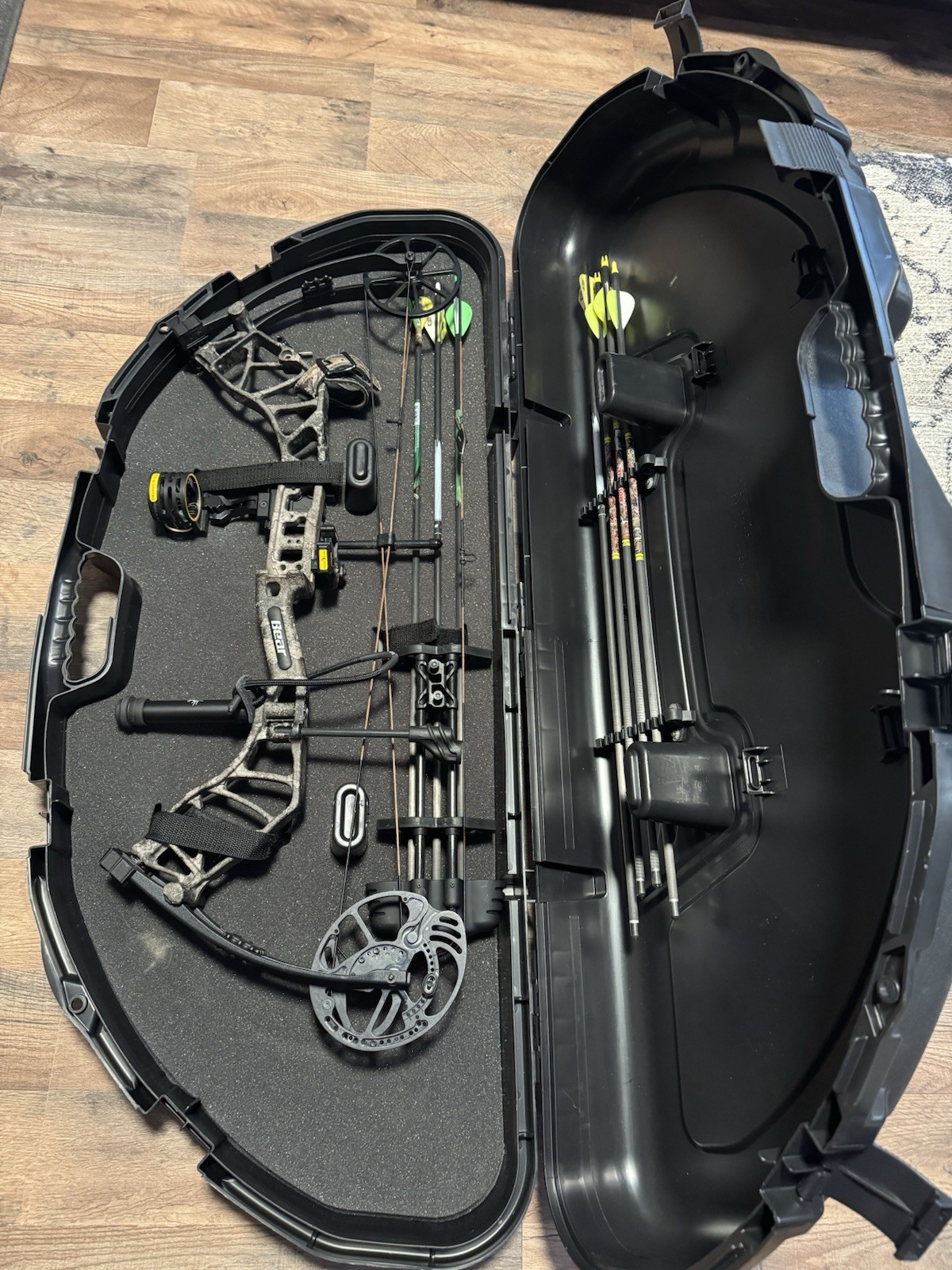 Bear Species XT RTH Right Hand 70lb Compound Bow Package w/ New Hard Case