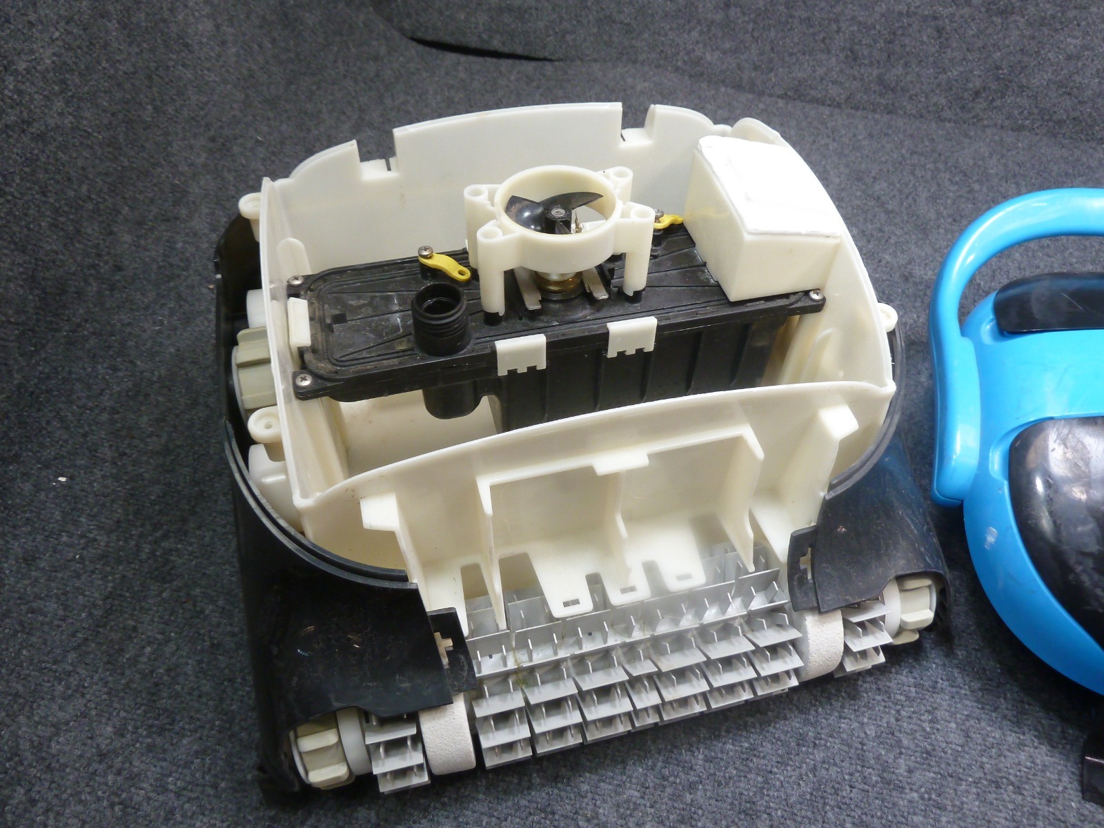 Dolphin Nautilus CC Plus Robotic Pool [Vacuum] Cleaner