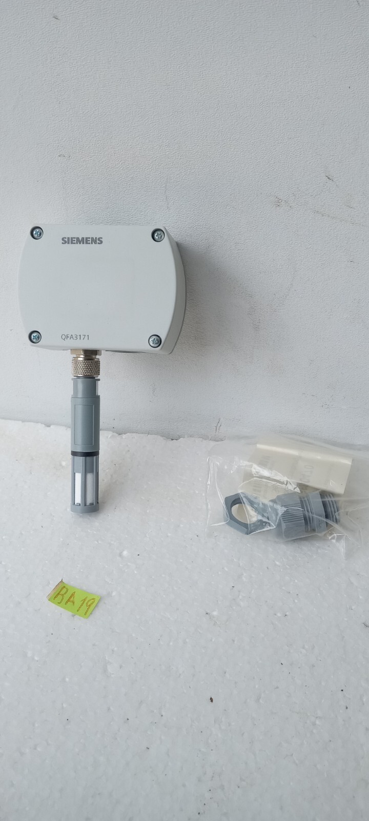 SIEMENS QFA3171 ROOM TEMPERATURE AND HUMIDITY SENSOR
