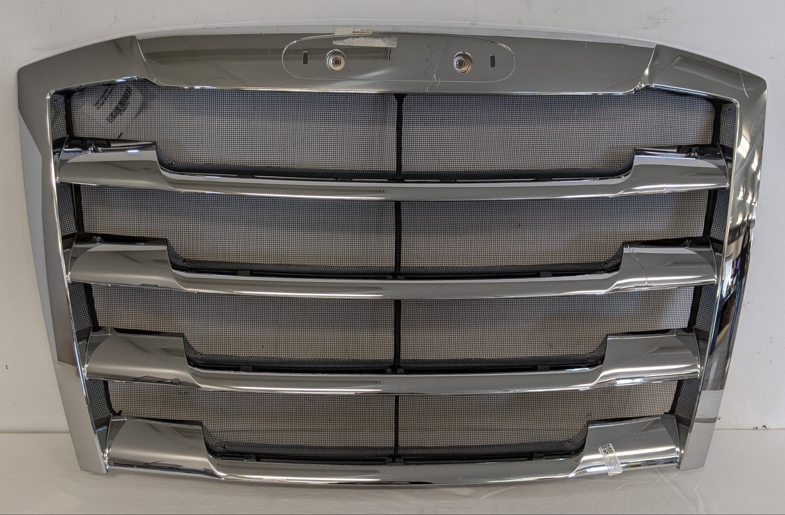 Used Freightliner Cascadia P4 Hood MTD Chrome Grille - P/N A17-20832-016