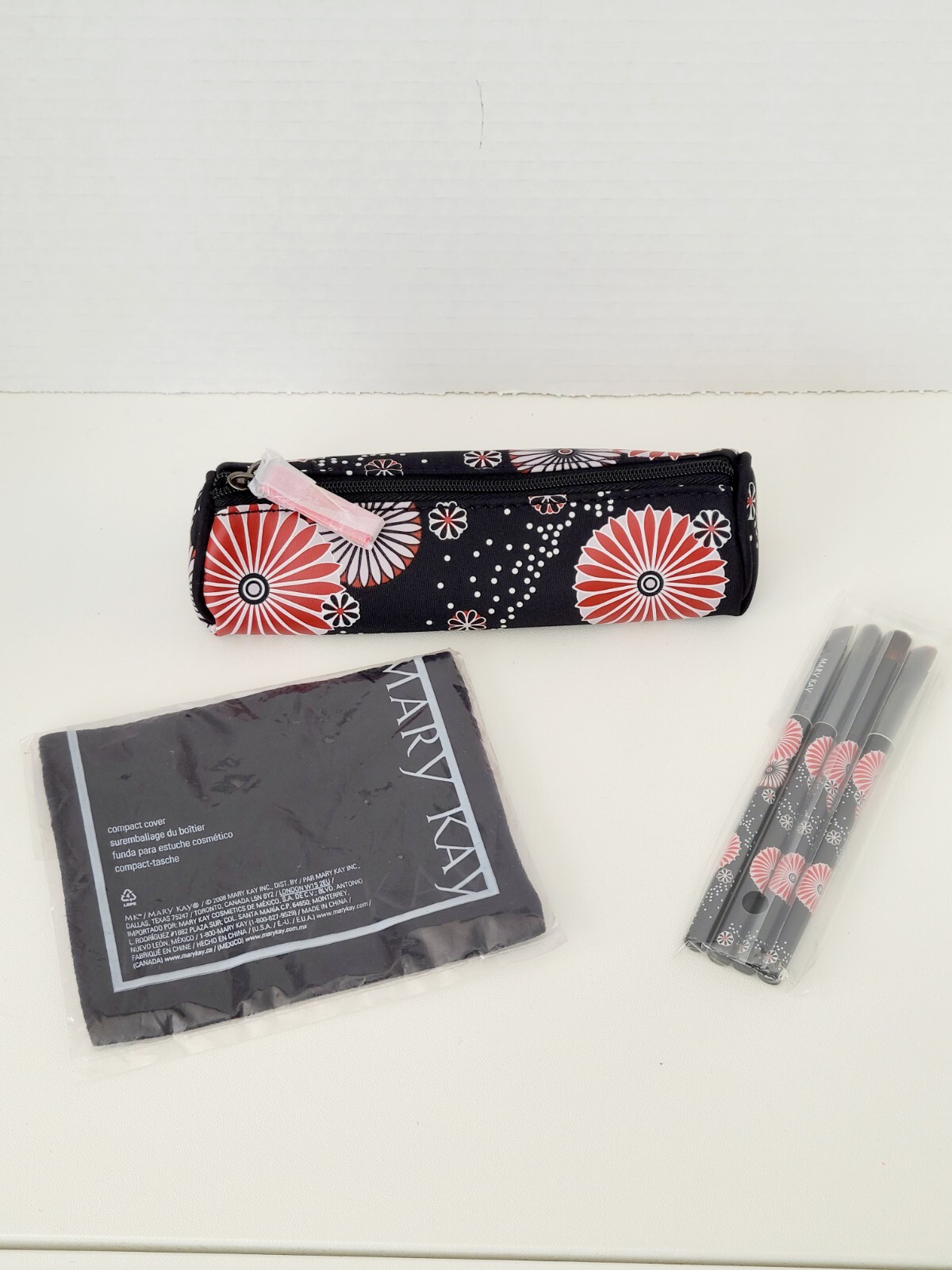 New Mary Kay Color Burst 4 Piece Cosmetic Eye Brush Set  W/ Bag & Compact Cover