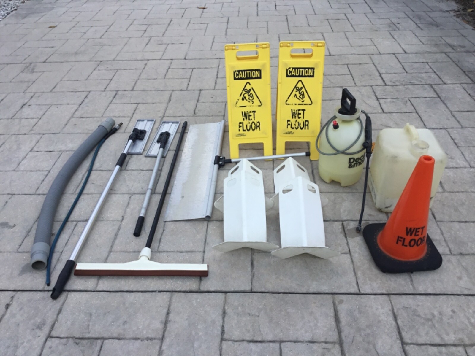 Carpet / tile and grout cleaning equipment