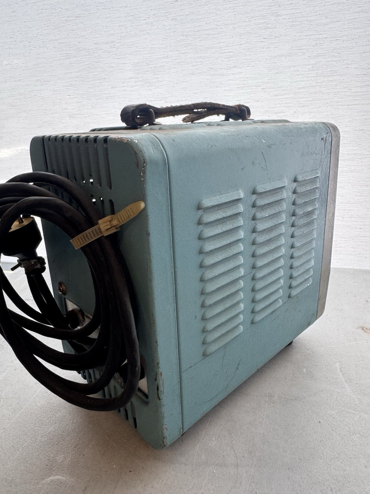 HEWLETT PACKARD HP MODEL 400D VACUUM TUBE VOLTMETER, (powers on, Untested)
