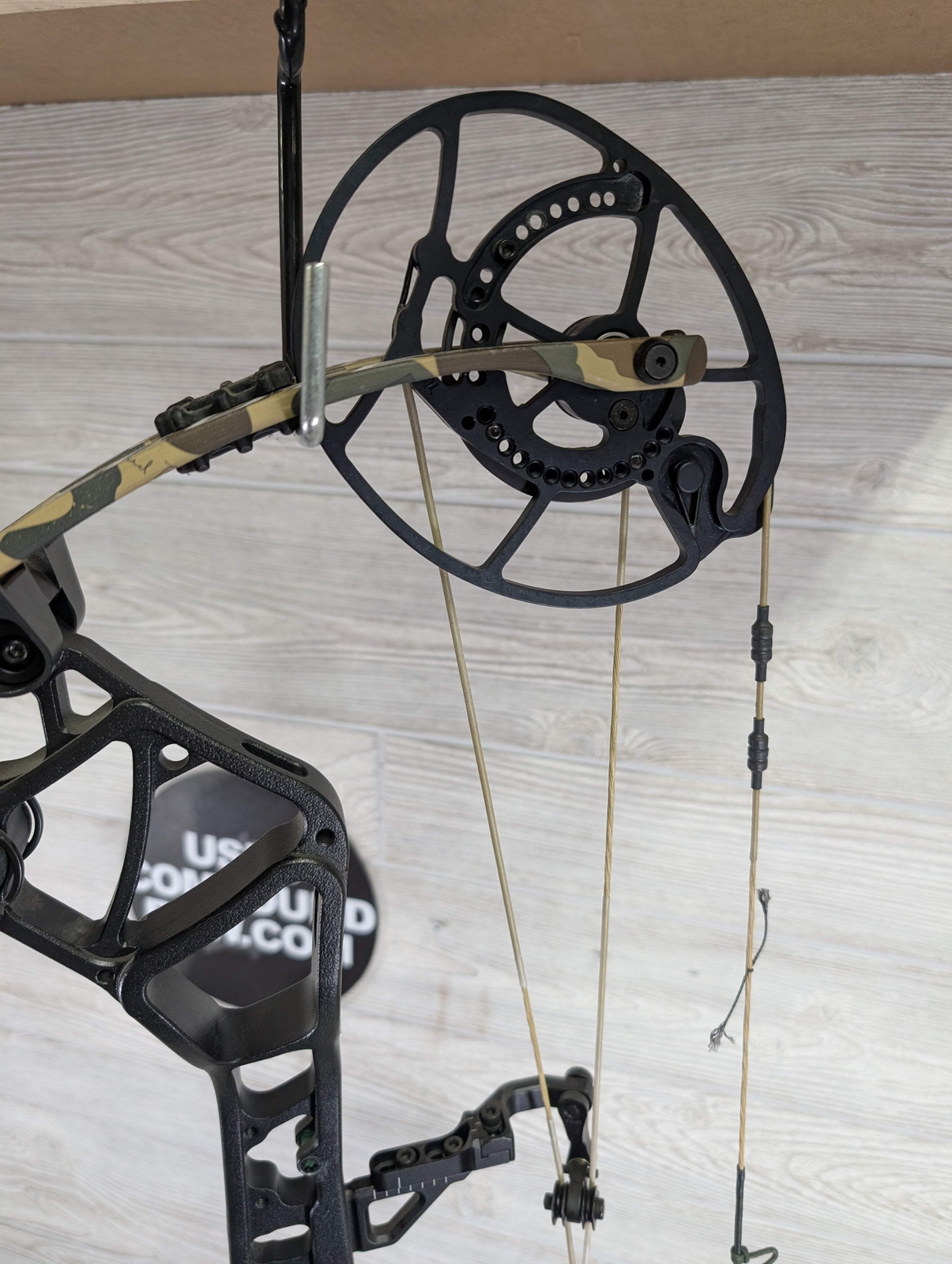 Bear Execute 30 RH 70lb Black Riser/Throwback Limbs Bow