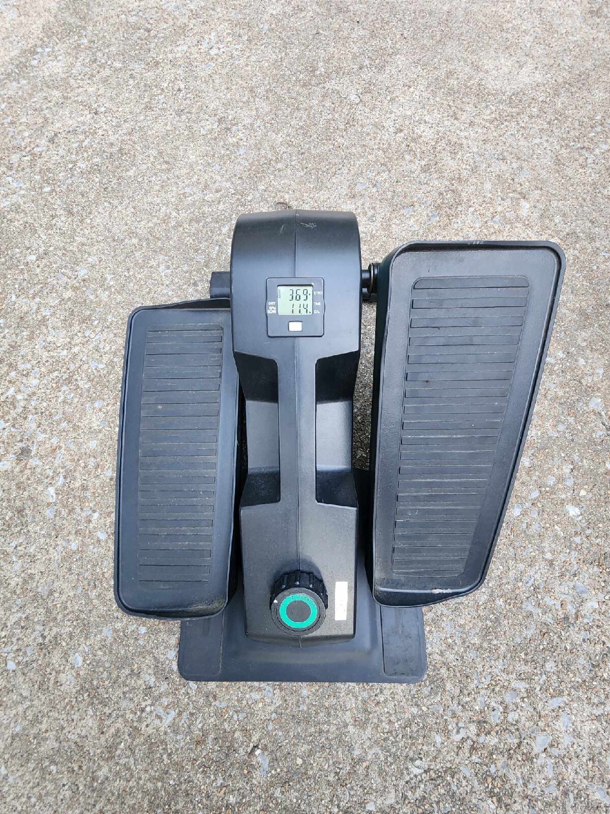 Cubii Compact Seated Under Desk Elliptical F3A2 Built in Display Monitor