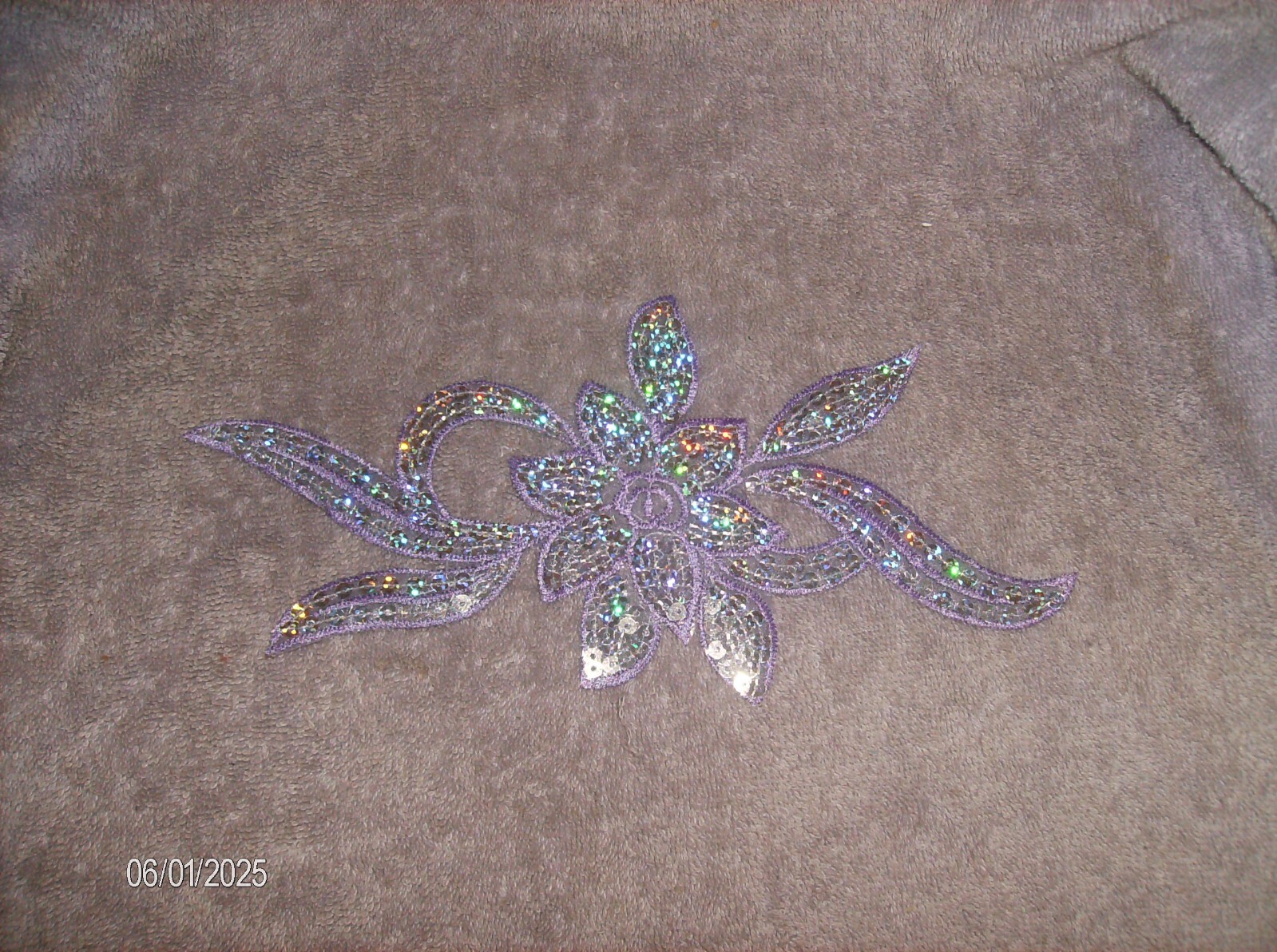 80 PC GLUE-ON VIOLET PURPLE FLOWERS CRAFS RESIN NEW SALE #34
