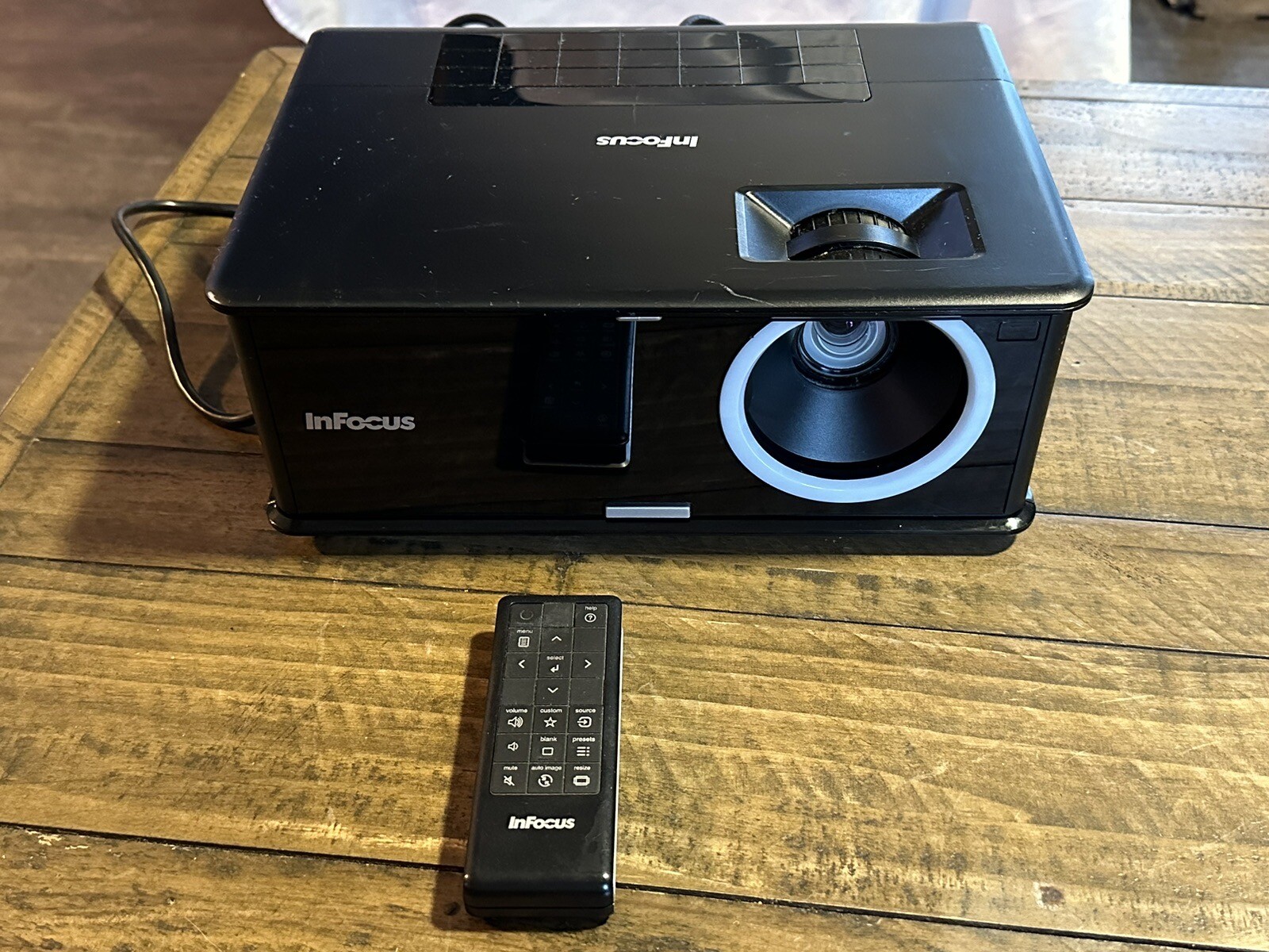 Infocus IN2112 DLP Projector Home Theater Movies Football Man Cave Remote Tested