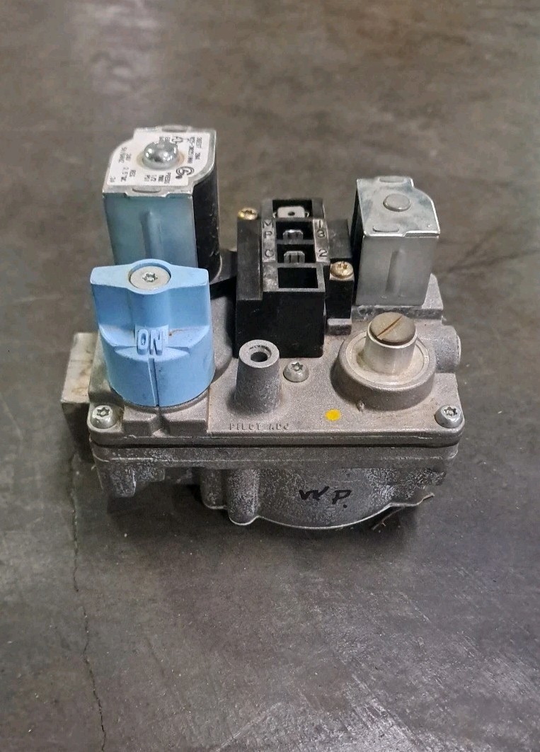 White Rodgers 36E97 204 / 36E97-204 gas valve York 025-30251-000 - used