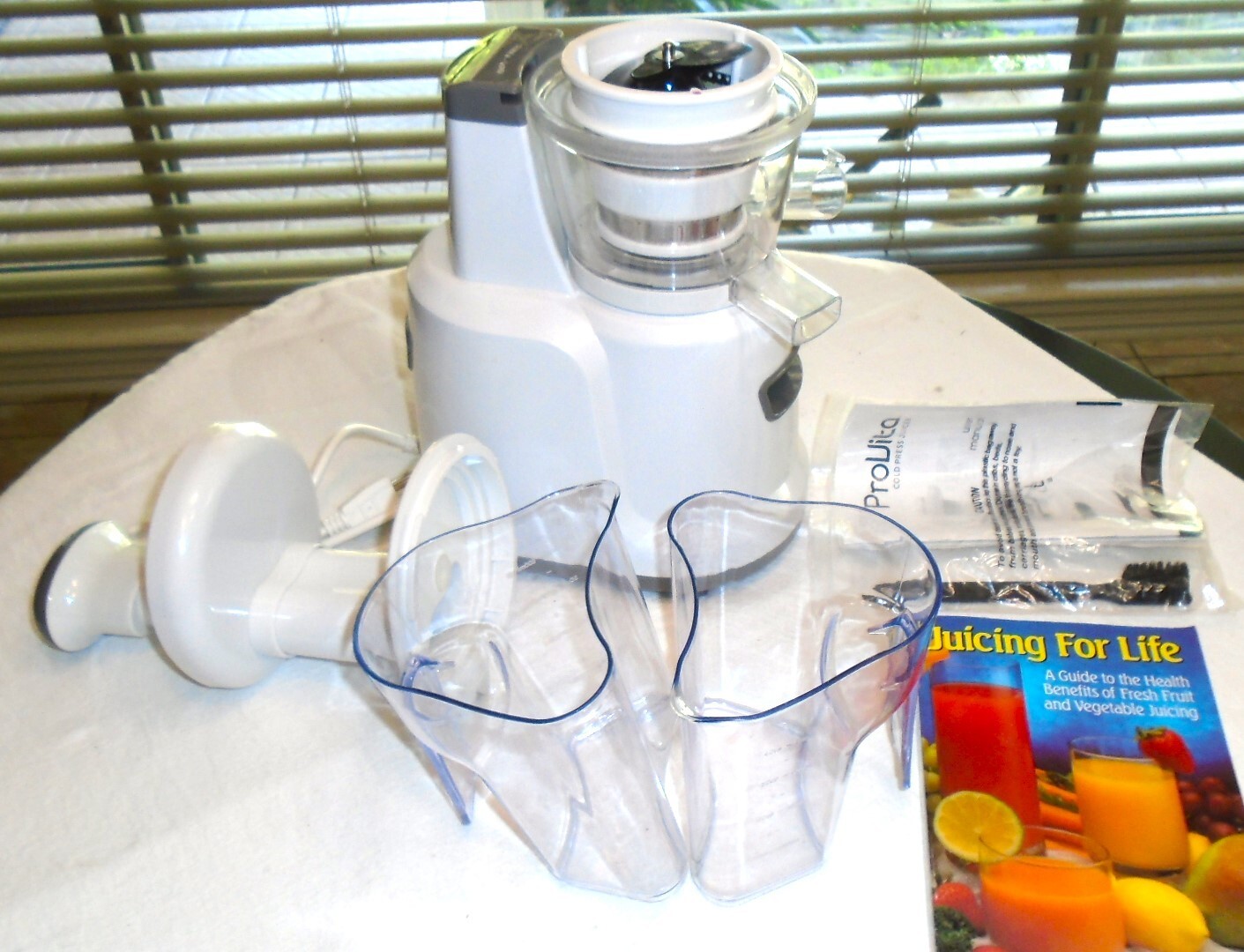 Provita Cold Pressed Juicer WJ100 Brand MINT Condition Fast Shipping w FREE Book