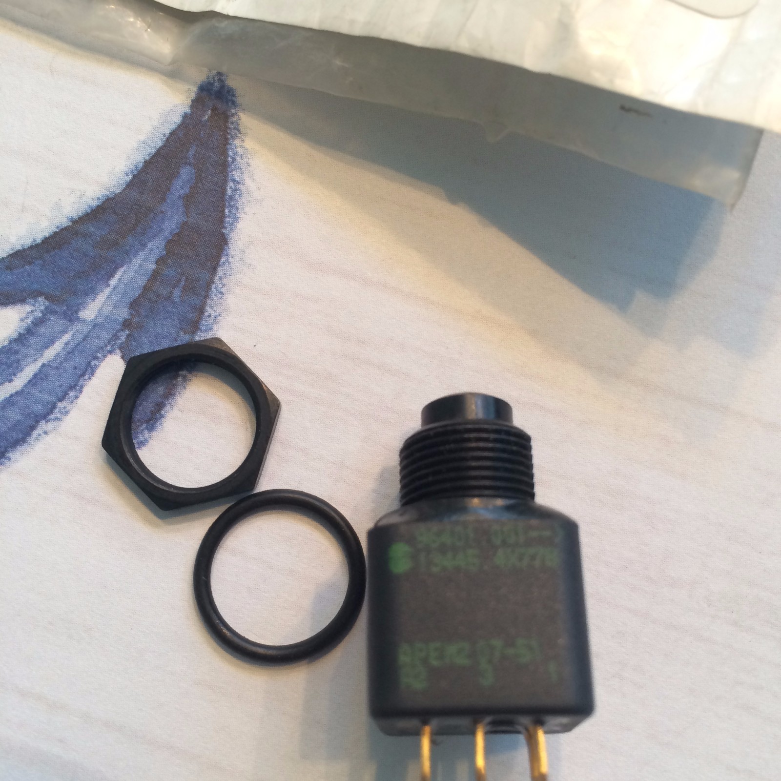 APEM2 07-51 Push Switch, NSN:5930 14 457 4264