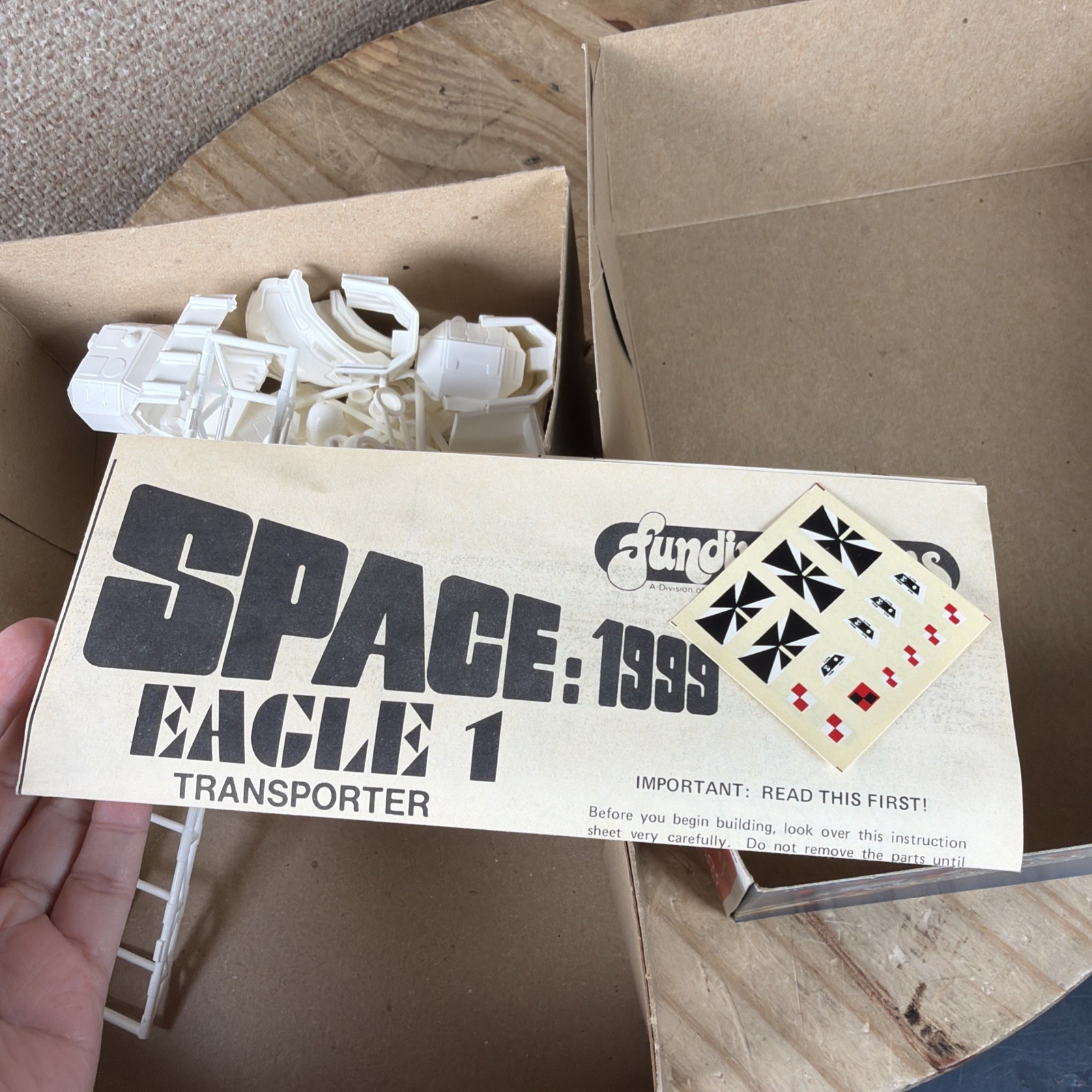 Fun Dimensions Space:1999 Eagle 1 Transporter Model Kit #1:1901