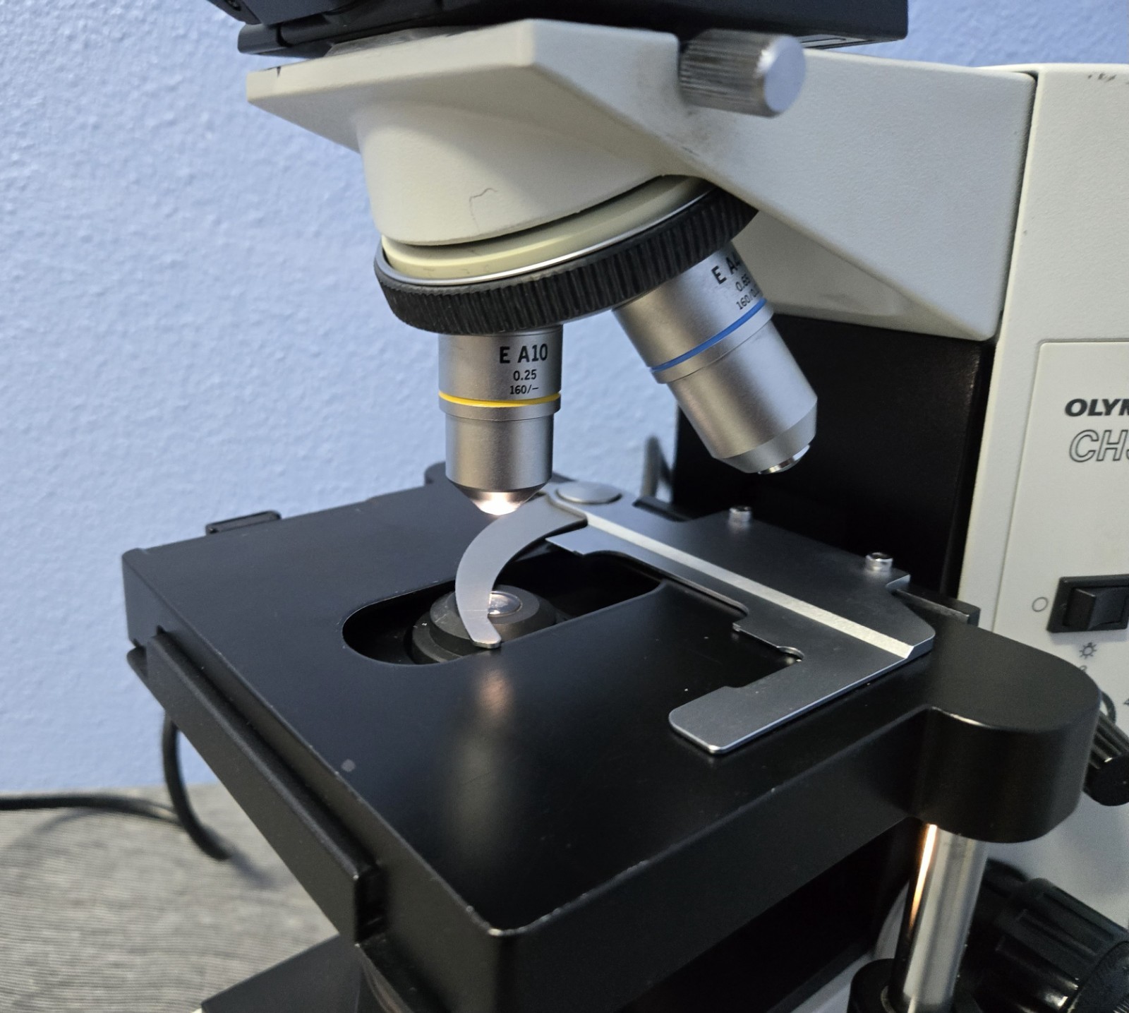 OLYMPUS CH30 CH30RF100 BINOCULAR MICROSCOPE W/OBJECTIVES 4 X 10X 40X (INV08)