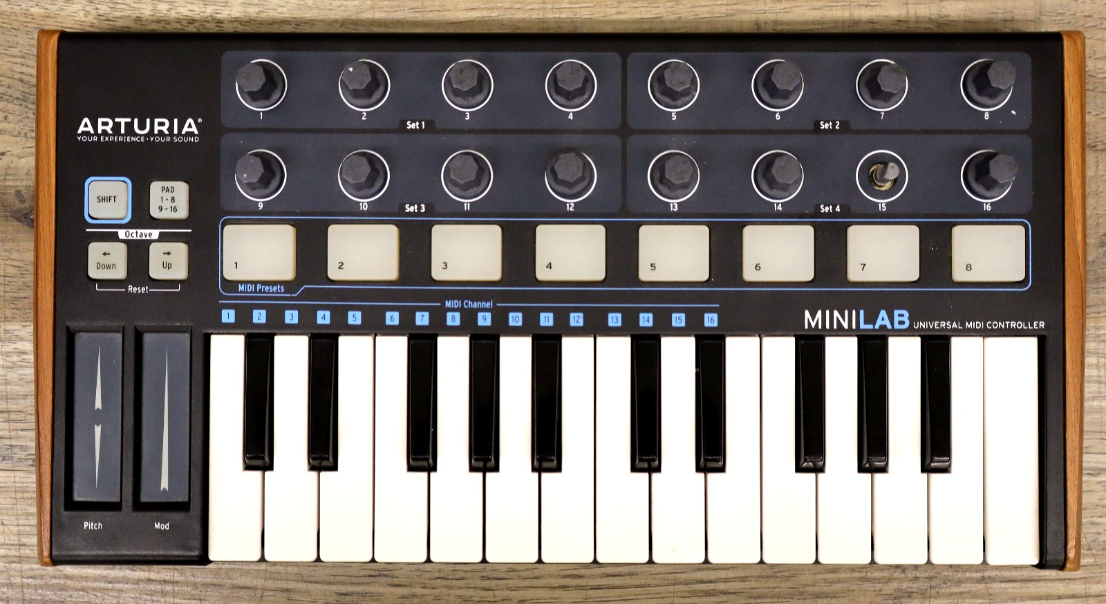 Arturia MiniLab USB MIDI Keyboard Controller 25-Key Wood Sides