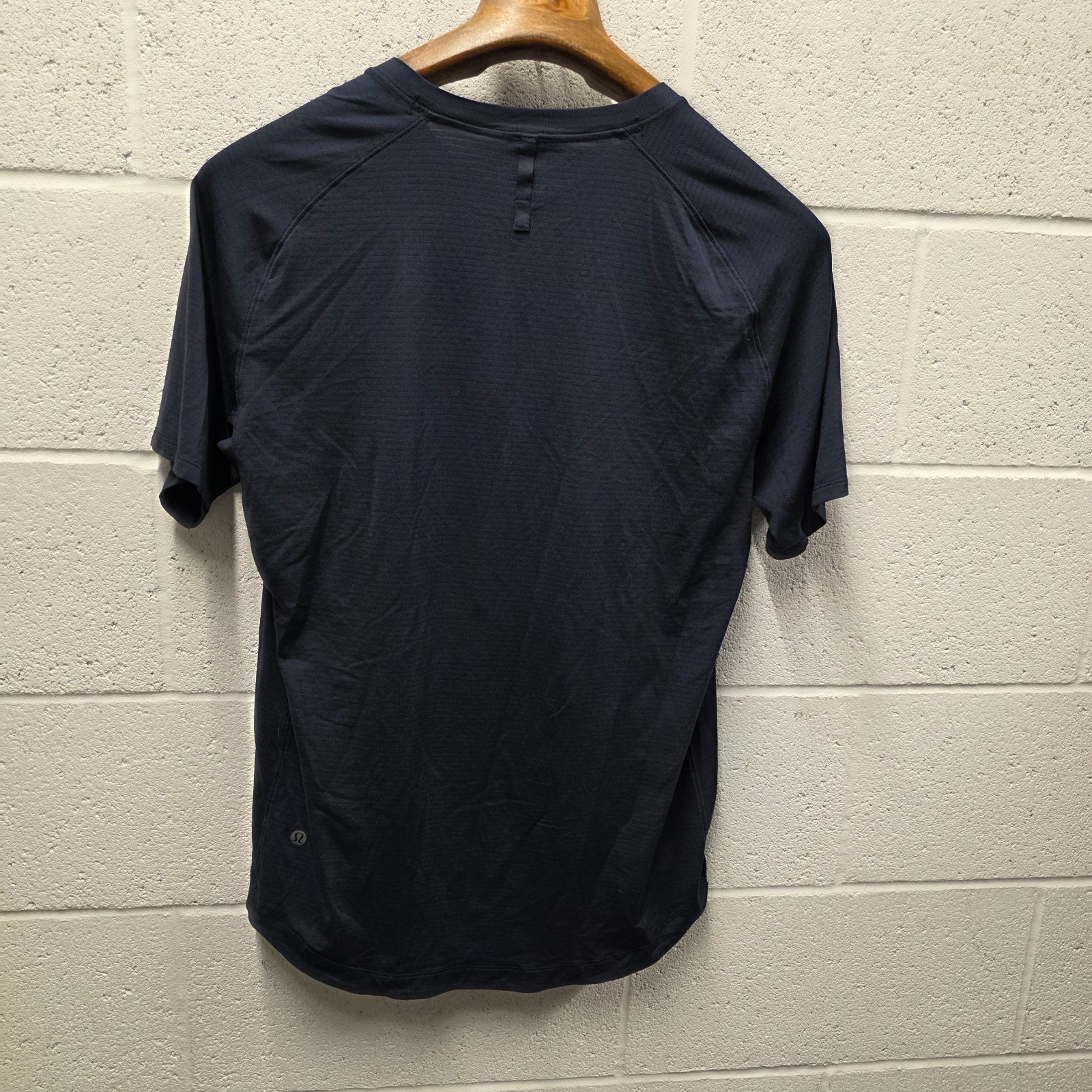 Lululemon Drysense shirt size M medium metal vent 20 x 3 0 Navy Blue