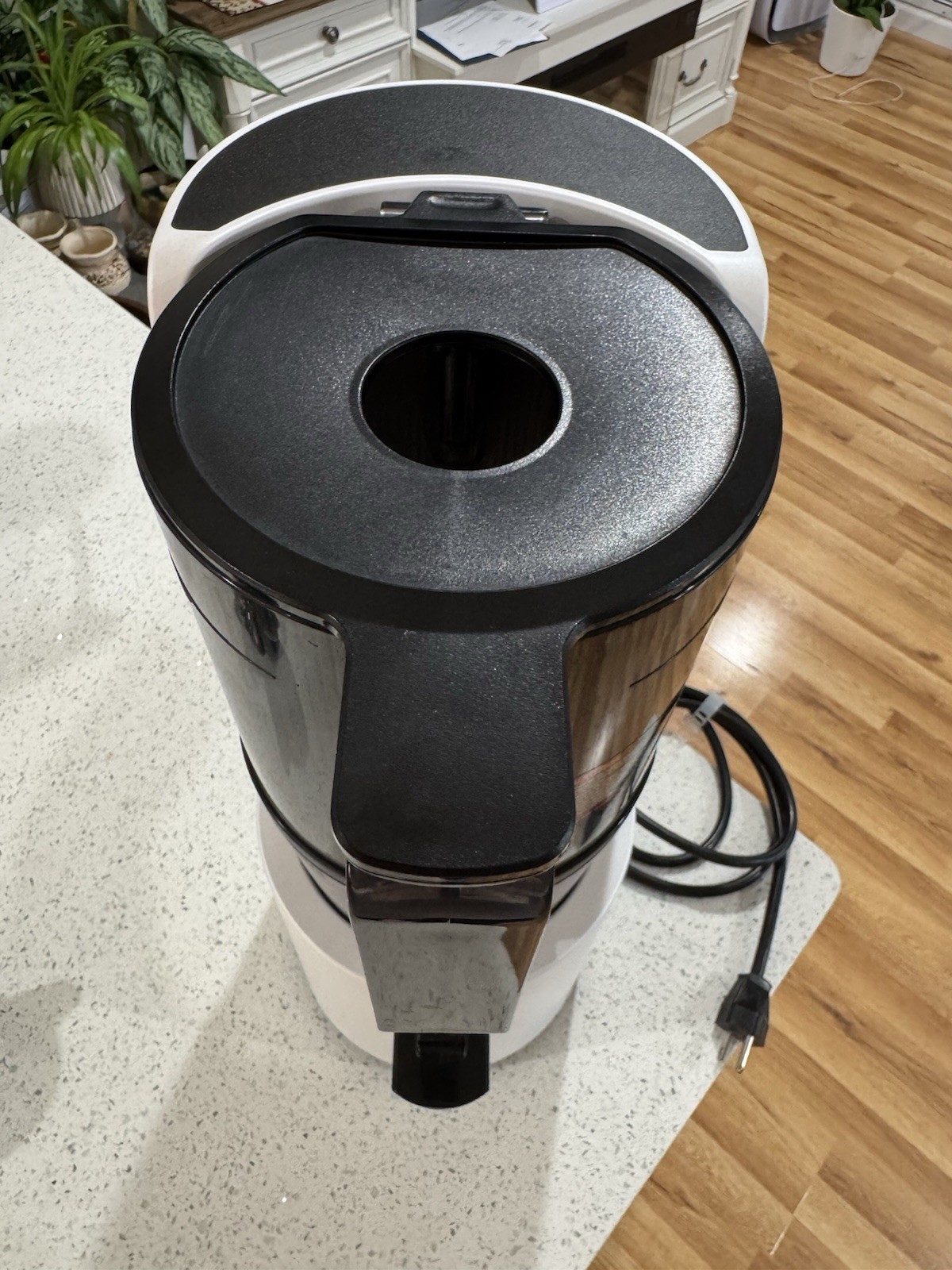Hurom H200 Easy Clean Slow Juicer - White - Cold Press Whole Fruit Juicer