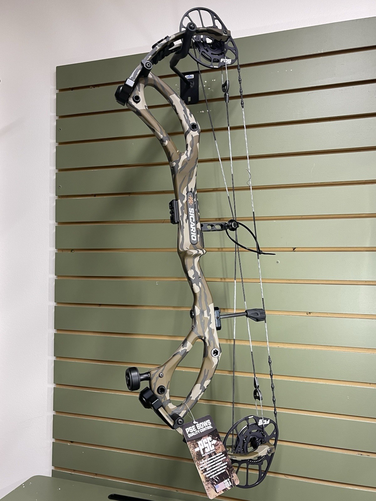 FLOOR MODEL, PSE Sicario Bottomland, RH, 24.5-30”, 60-70#.