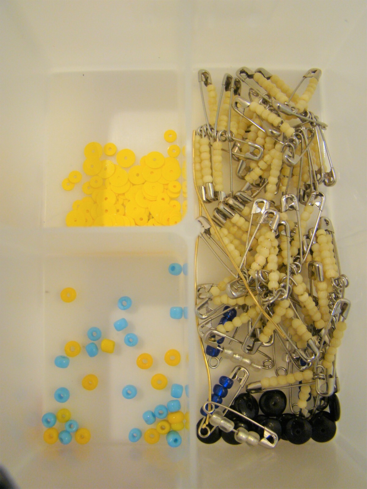 UNIEK: Plastic 17 Compartment Storage Container - Includes assorted beads plus