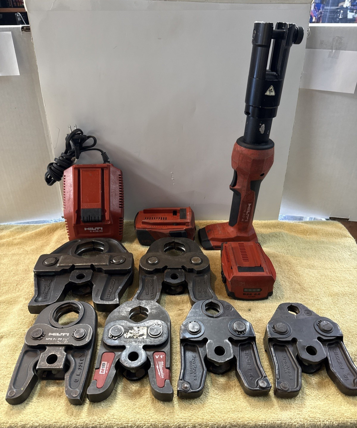 Hilti NPR 32-A 22-volt Pipe Press Tool Kit  w/6 Jaws, 2 Batteries, Charger