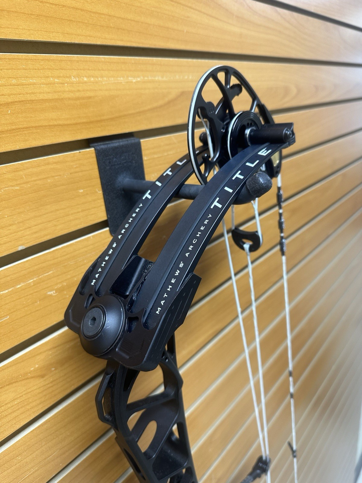 Mathews TITLE 40 Compound Bow - Black - RH - Barely Shot