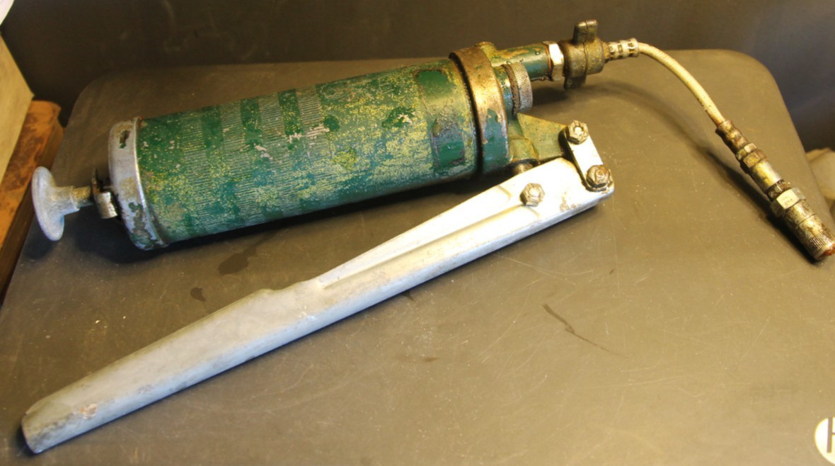 VINTAGE LARGE HEAVY DUTY TECALEMIT GREASE GUN Working