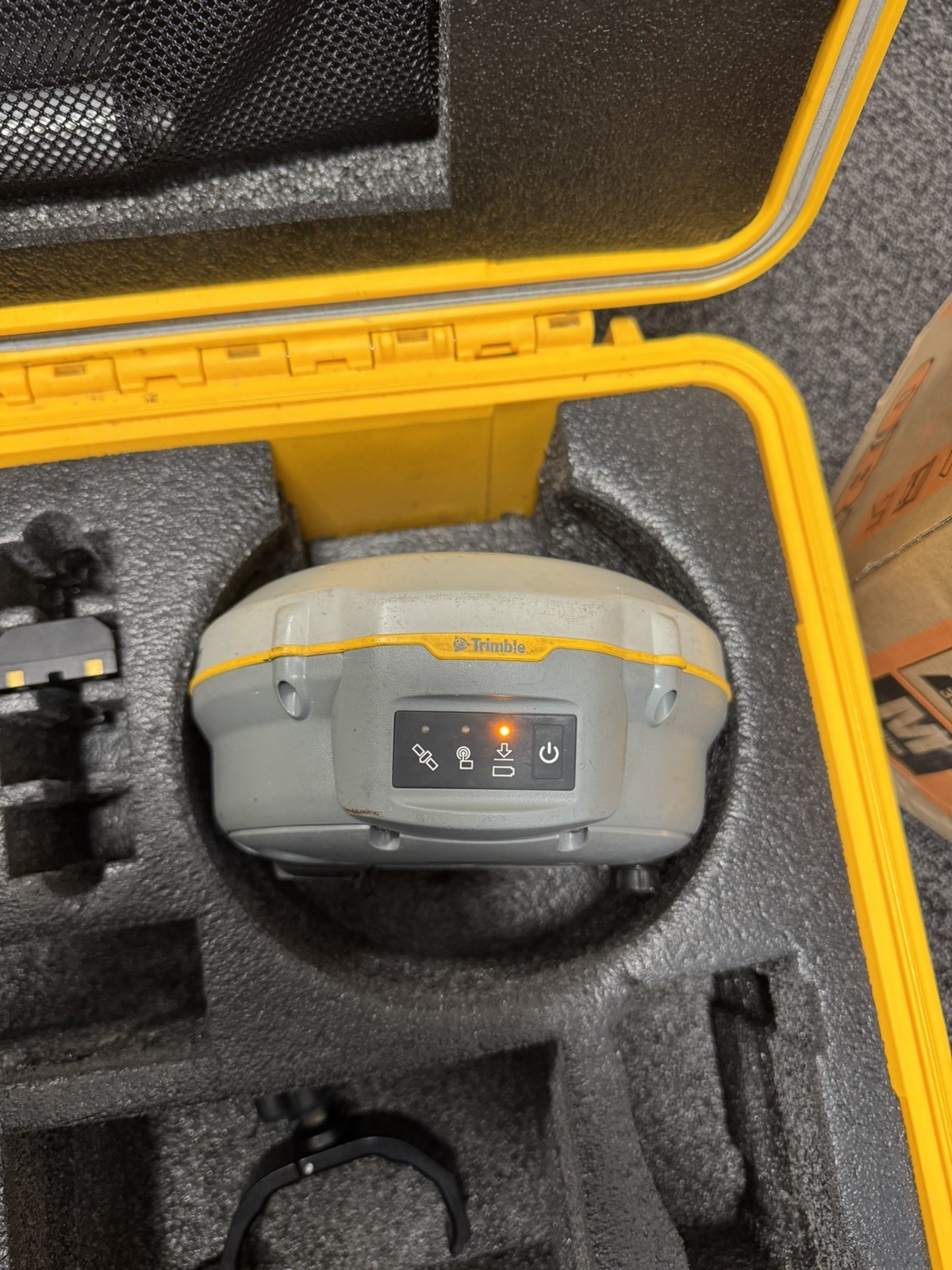 Trimble R8S Model 4 with DEMO trimble t7 Controller and trimble access