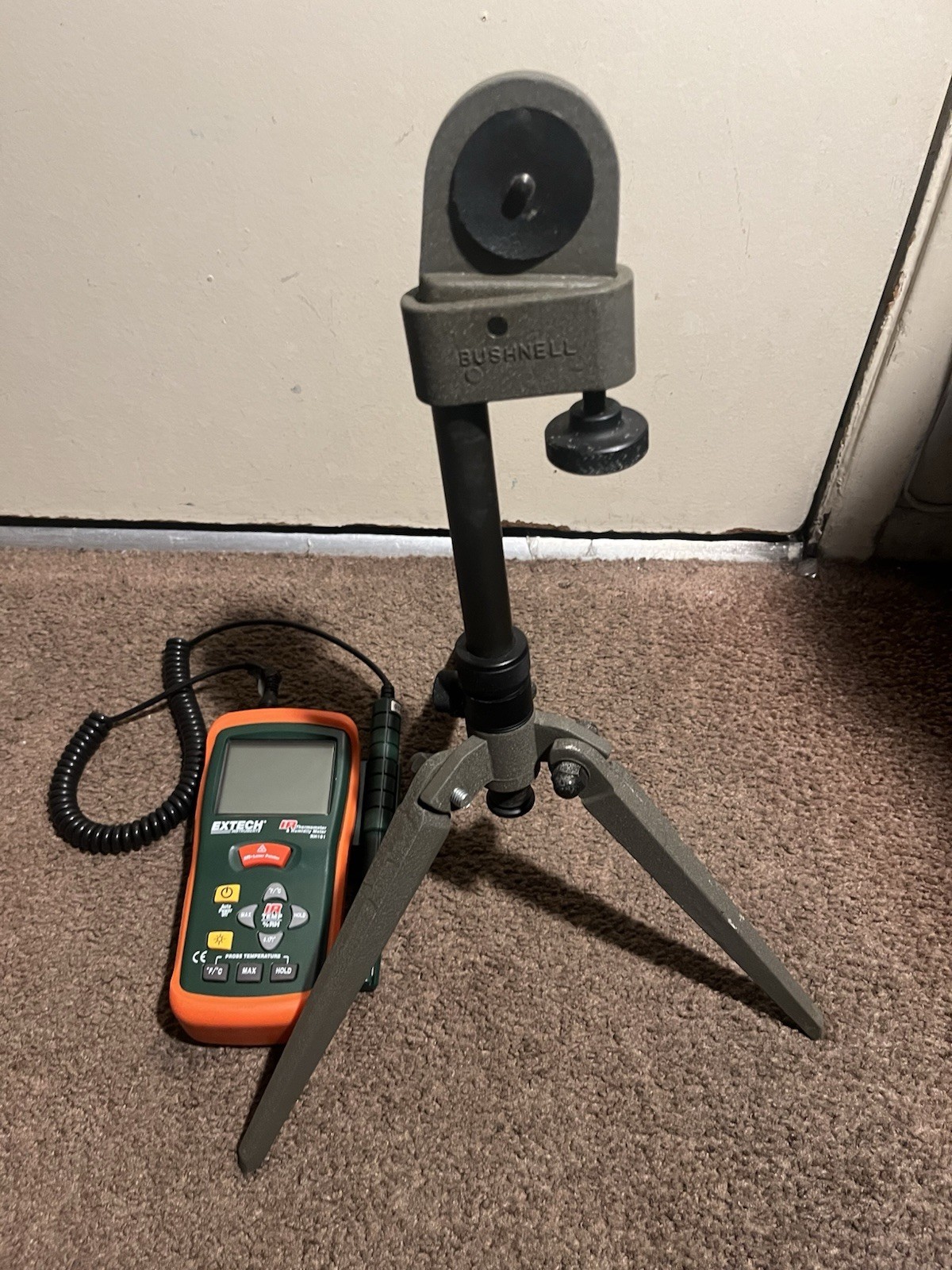Extech Instruments IR Temperature And Humidity Meter RH101 w/ tripod