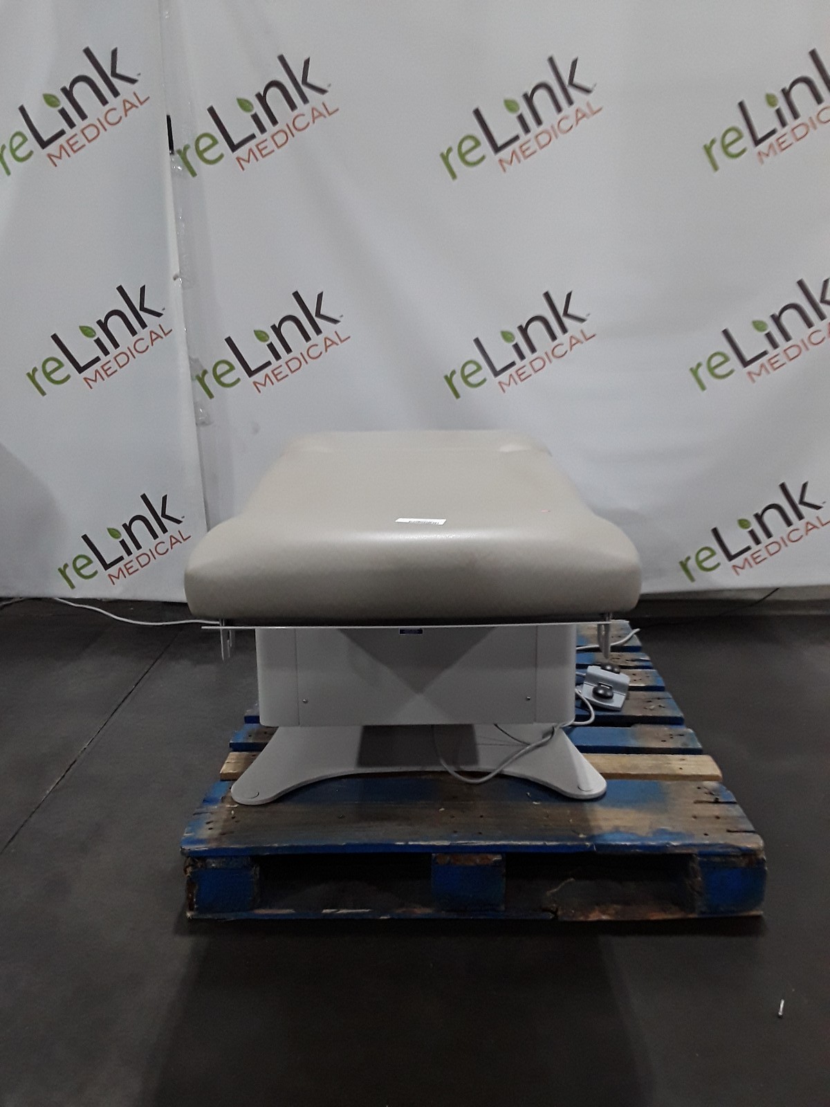 UMF Medical 4070 Power Exam Chair