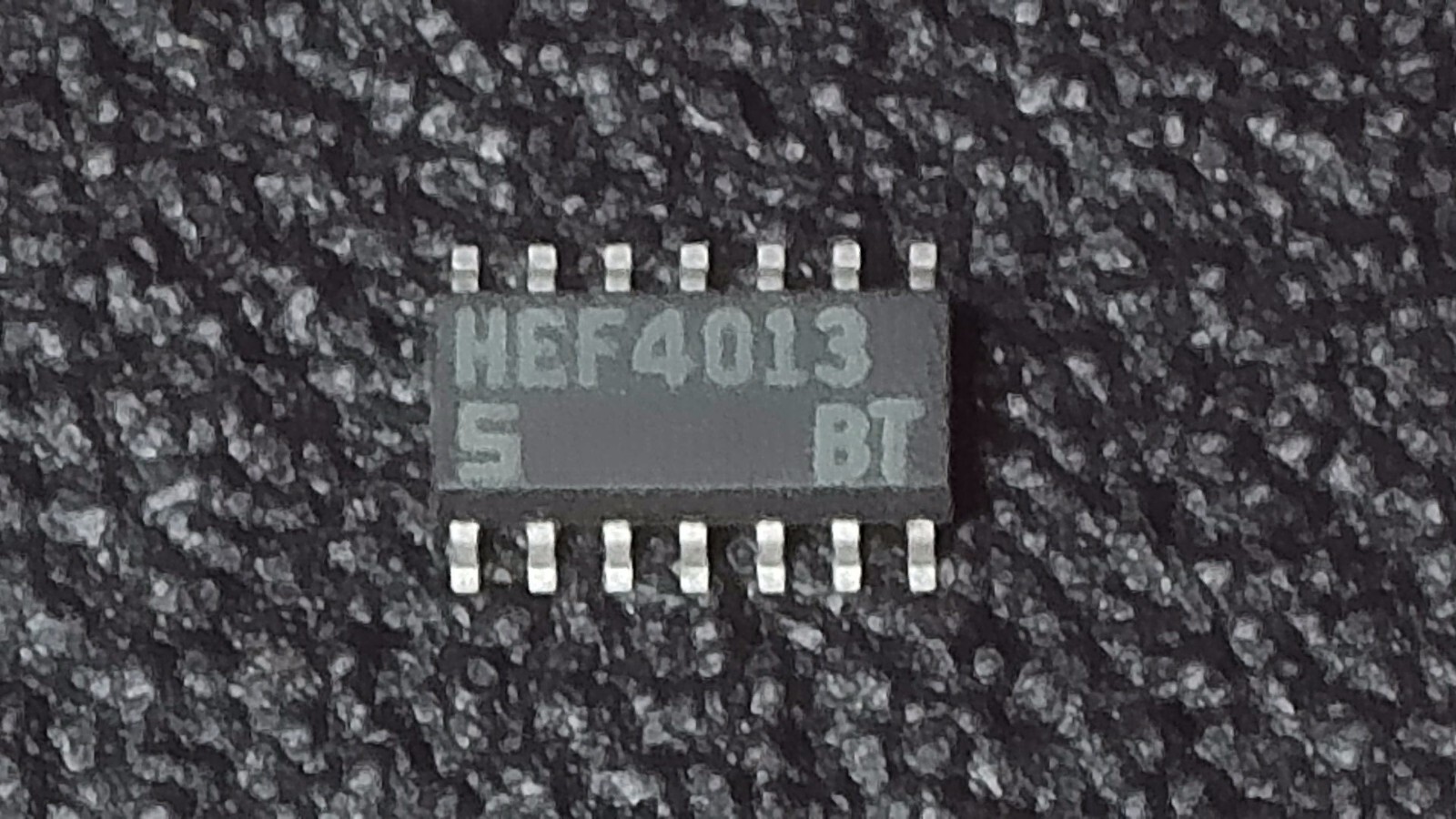 HEF4013BT (HEF4013) Dual D-Type Flip-Flop IC SOIC14 - New