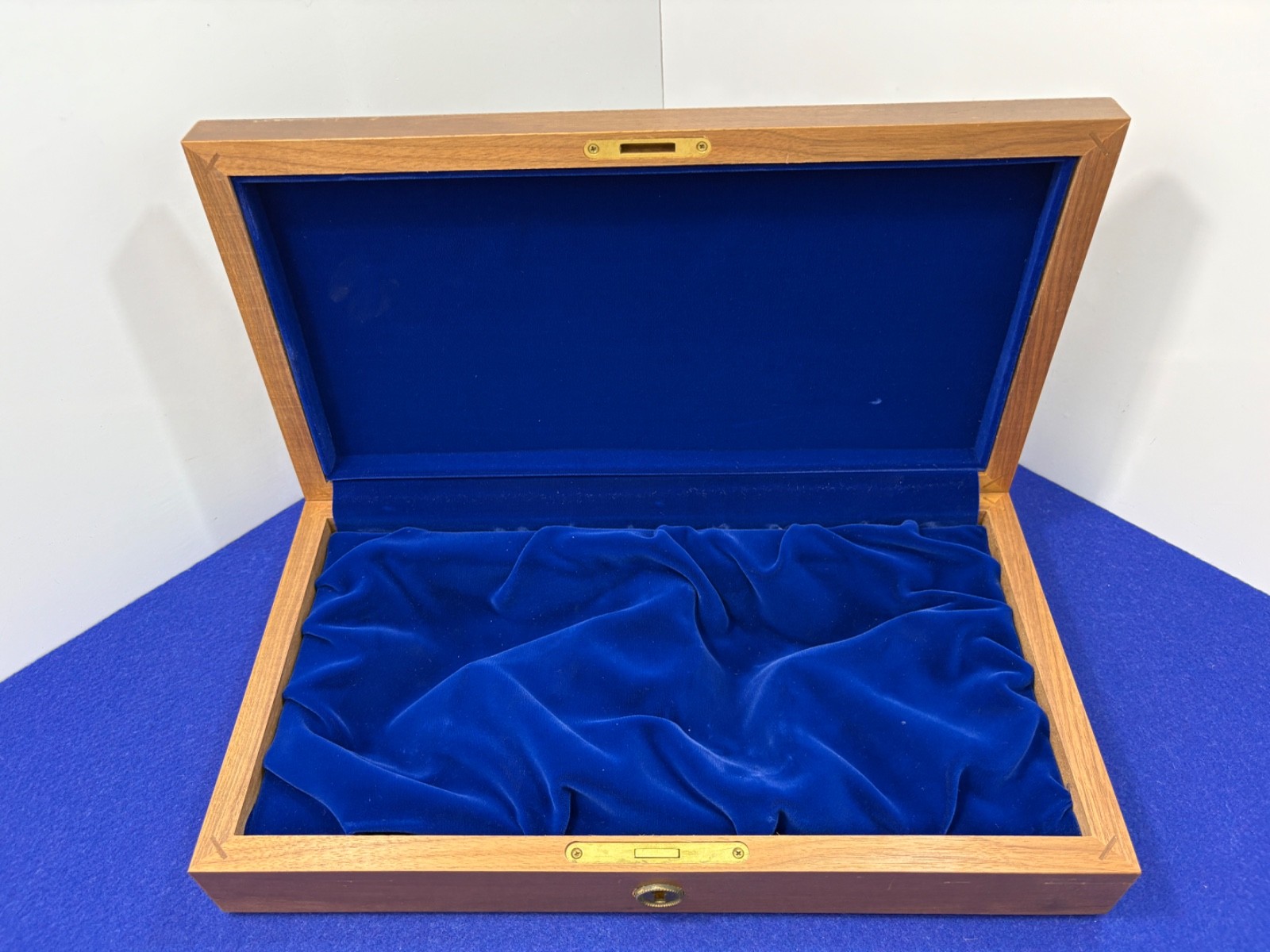 Vintage Dual Colt Mustang Presentation Case – Blue Lined – Lock & Key