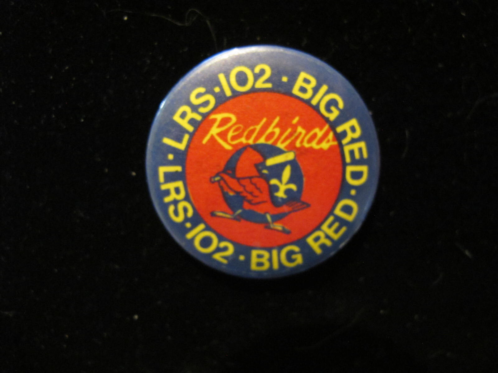 LRS-102 RADIO 1980'S REDBIRDS BASEBALL BUTTON. MINOR LEAGUE BASEBALL. LOUISVILLE