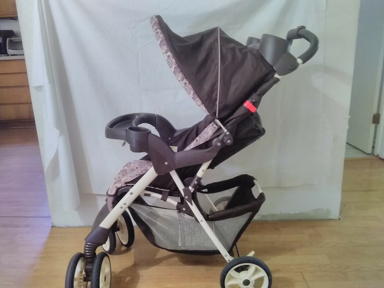 Graco Stroller walk behind with built in cupholders 
